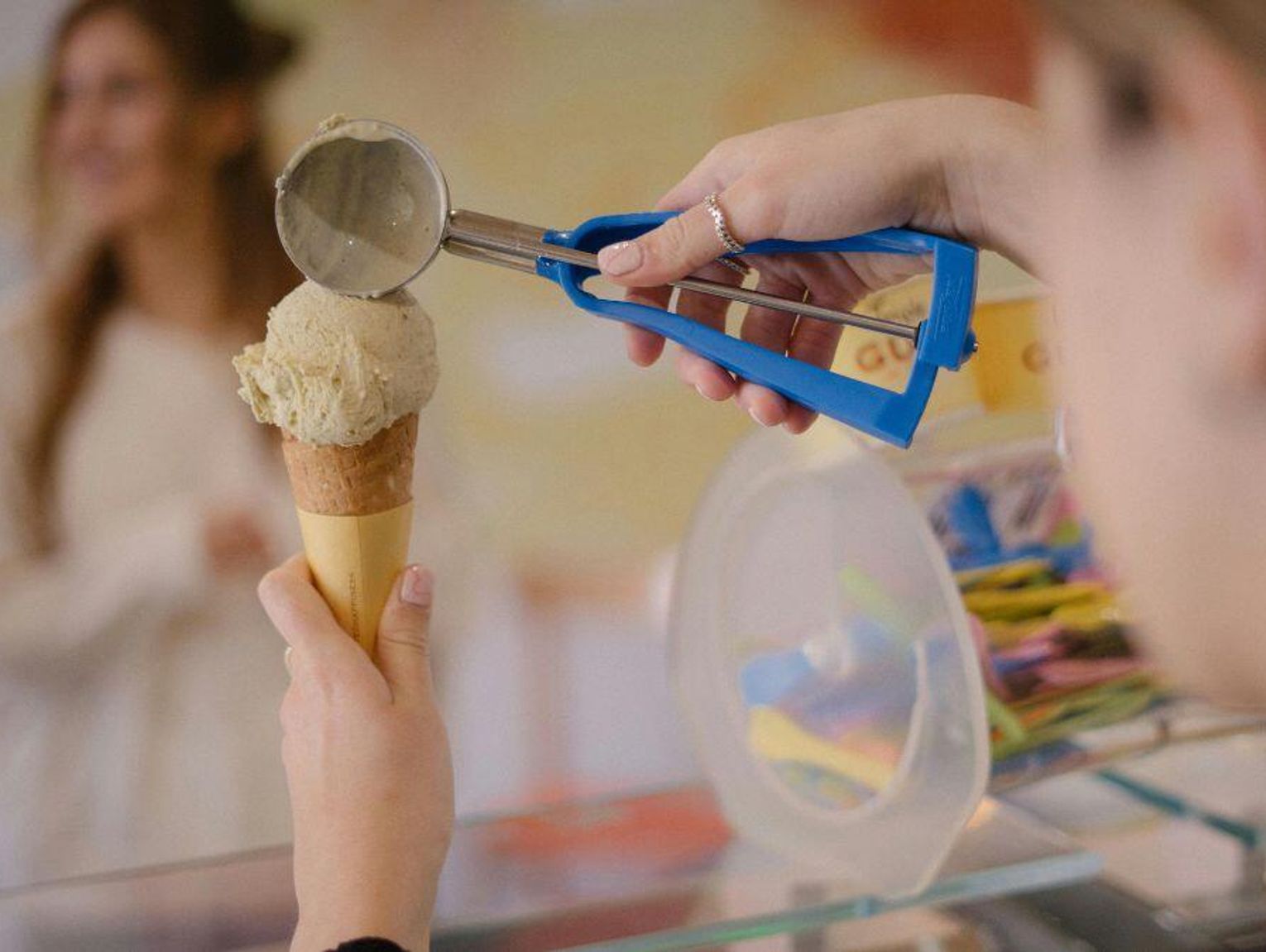 Praca w wakacje. Jak i za ile zrobić badania do gastronomii?