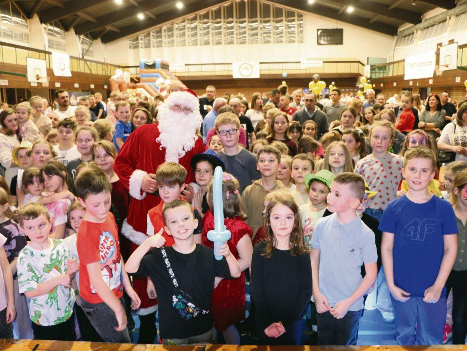 Pracodawca, który łączy pokolenia. Tysiąc osób na choince RST Roztocze i Fundacji Parasol Roztocza [ZDJĘCIA]
