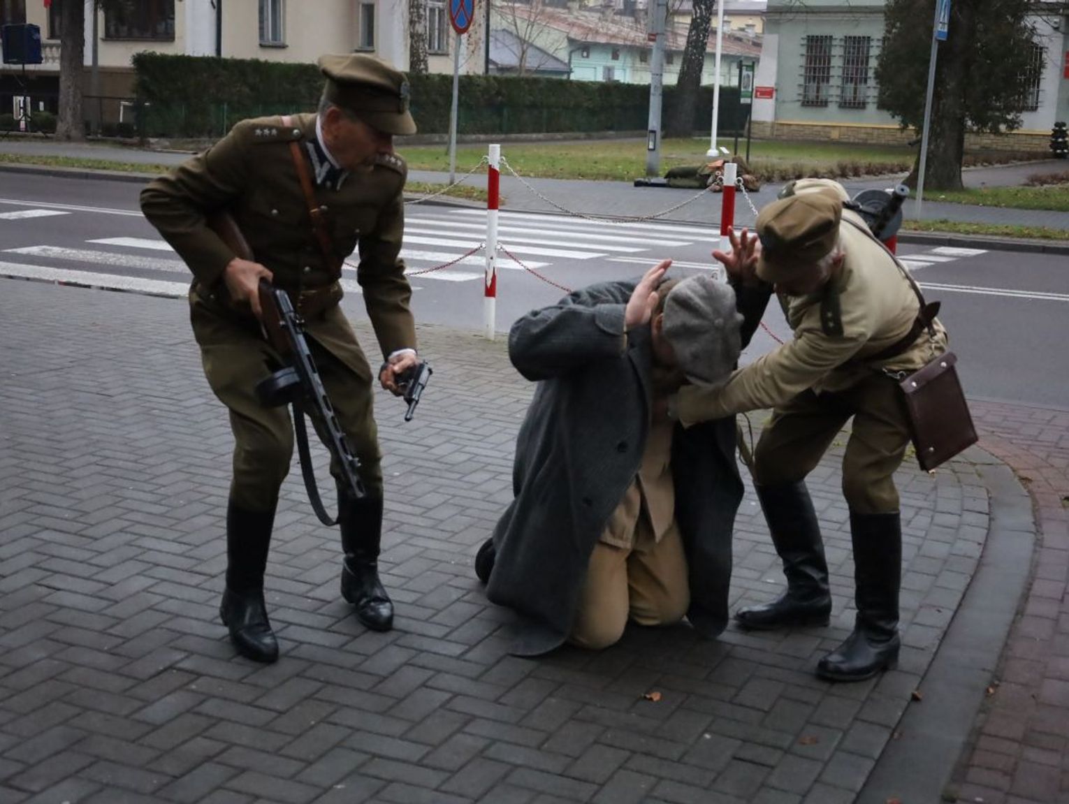 Rekonstrukcja na ulicy Tomaszowa Lubelskiego. Pokazali rozbicie katowni UB [ZDJĘCIA]