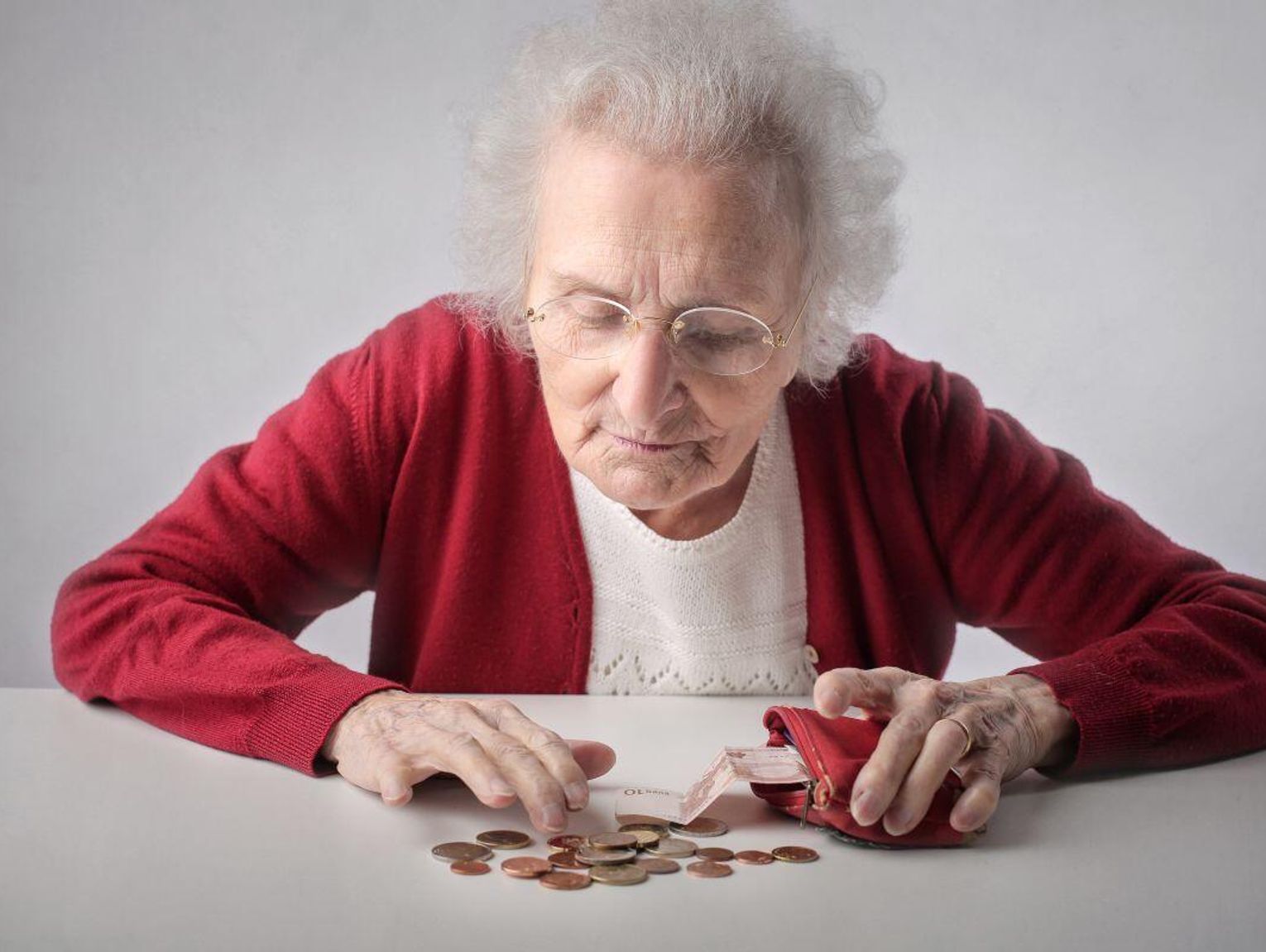 Renty wdowie trafiają do seniorów. Po świadczenie najczęściej zgłaszają się kobiety