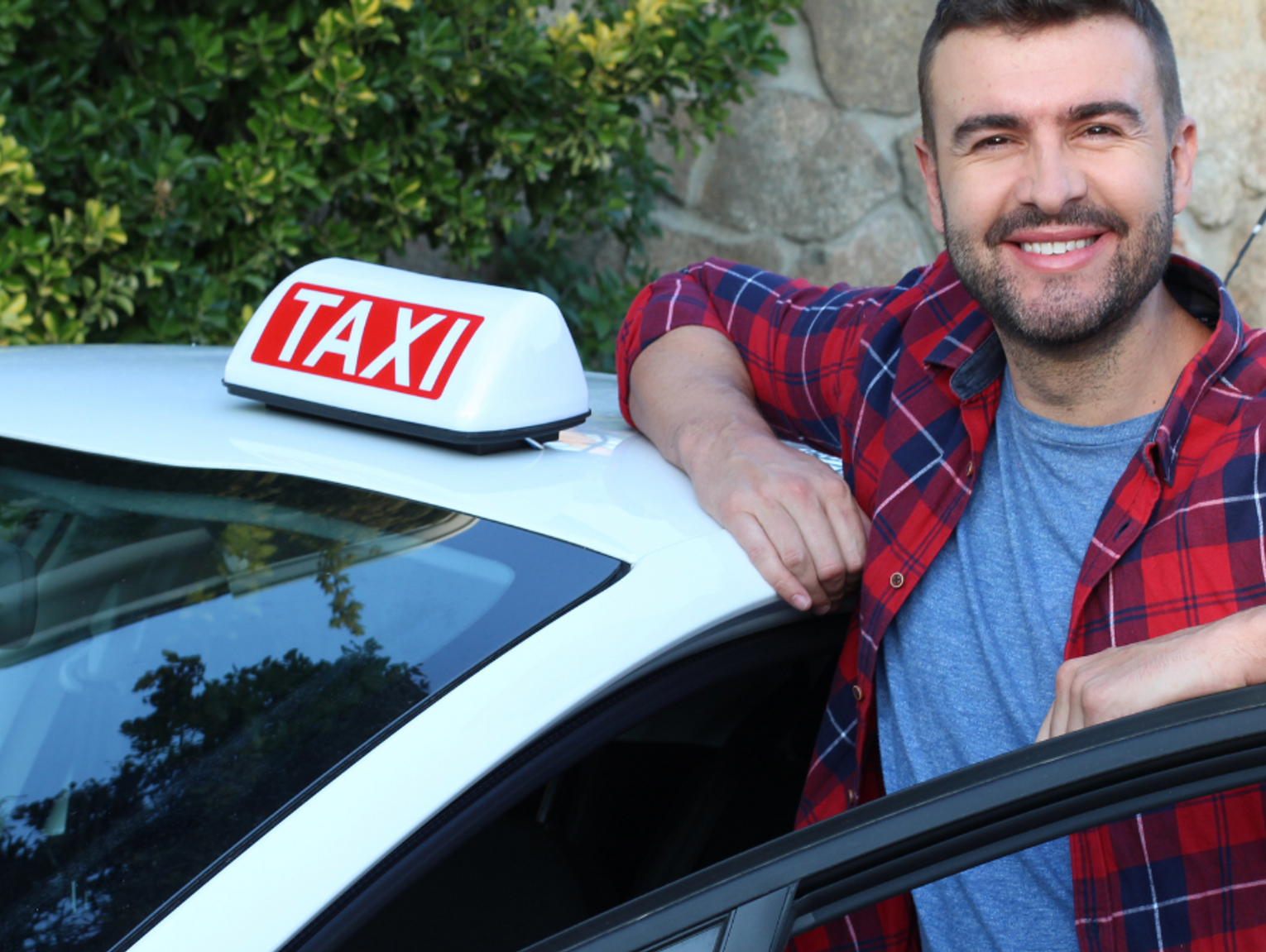 Robo-taxi lekiem na brak taksówkarzy. Kiedy pojawią się na ulicach?