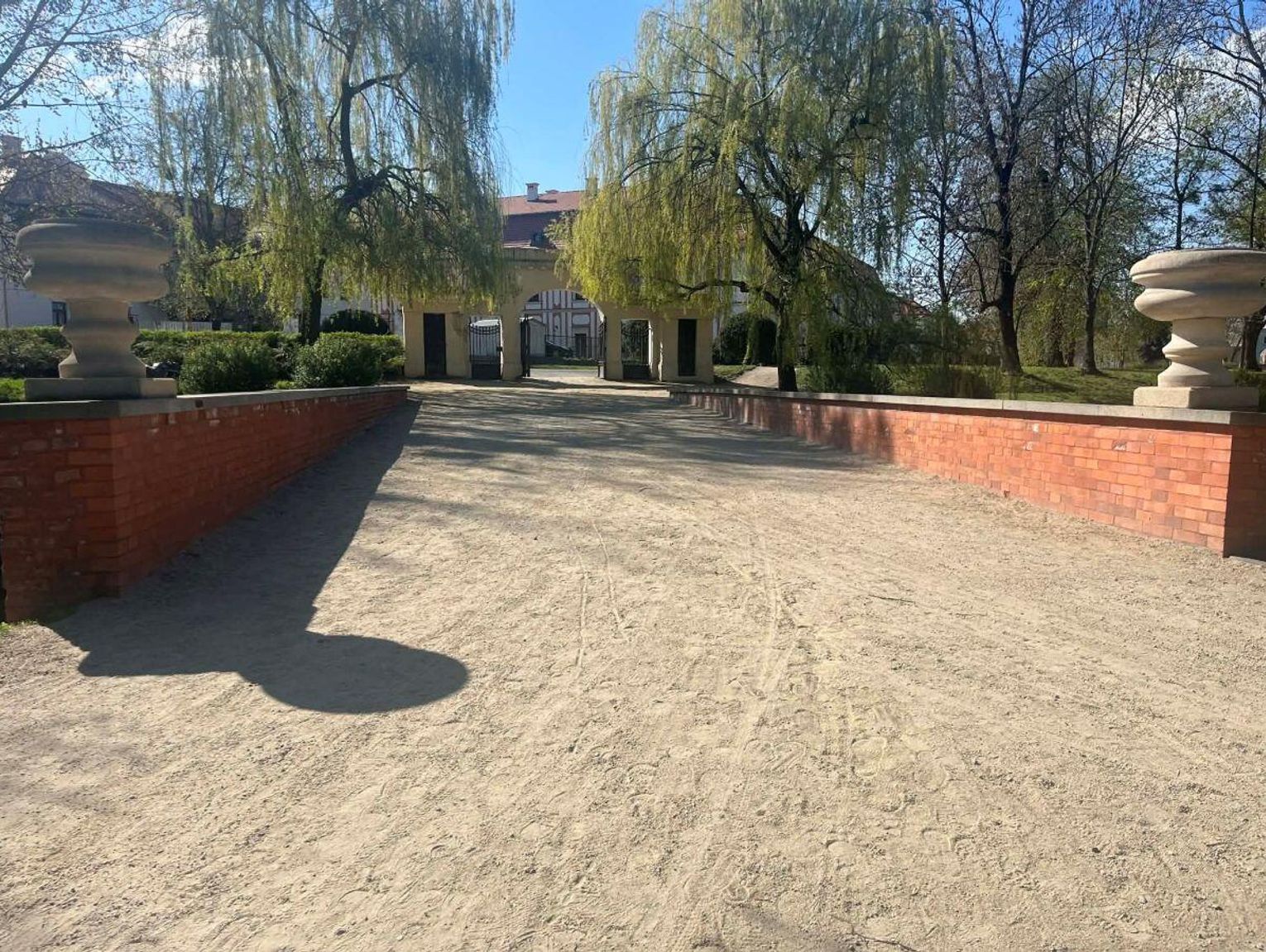 Sąd skazał wandala, który zniszczył ozdobną donicę w zamojskim parku