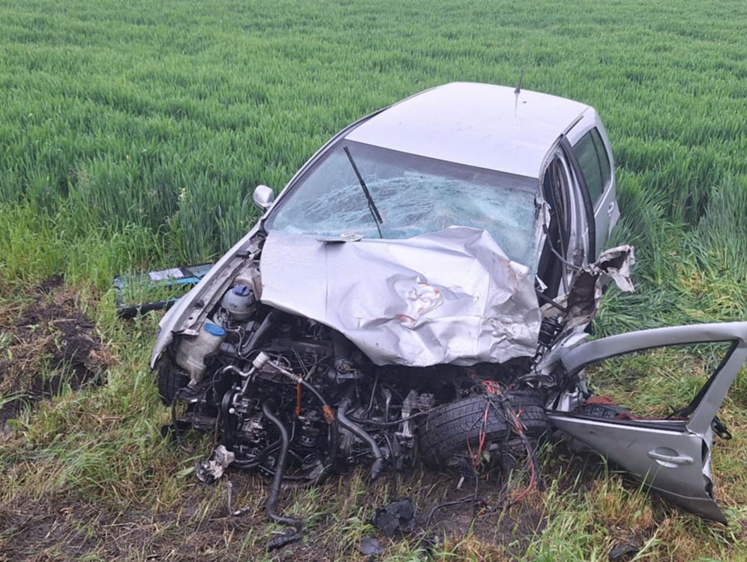 Sahryń: Czołówka vw z tirem. Dyrektor tomaszowskiego szpitala nie czekał na ratowników, tylko ruszył z pomocą