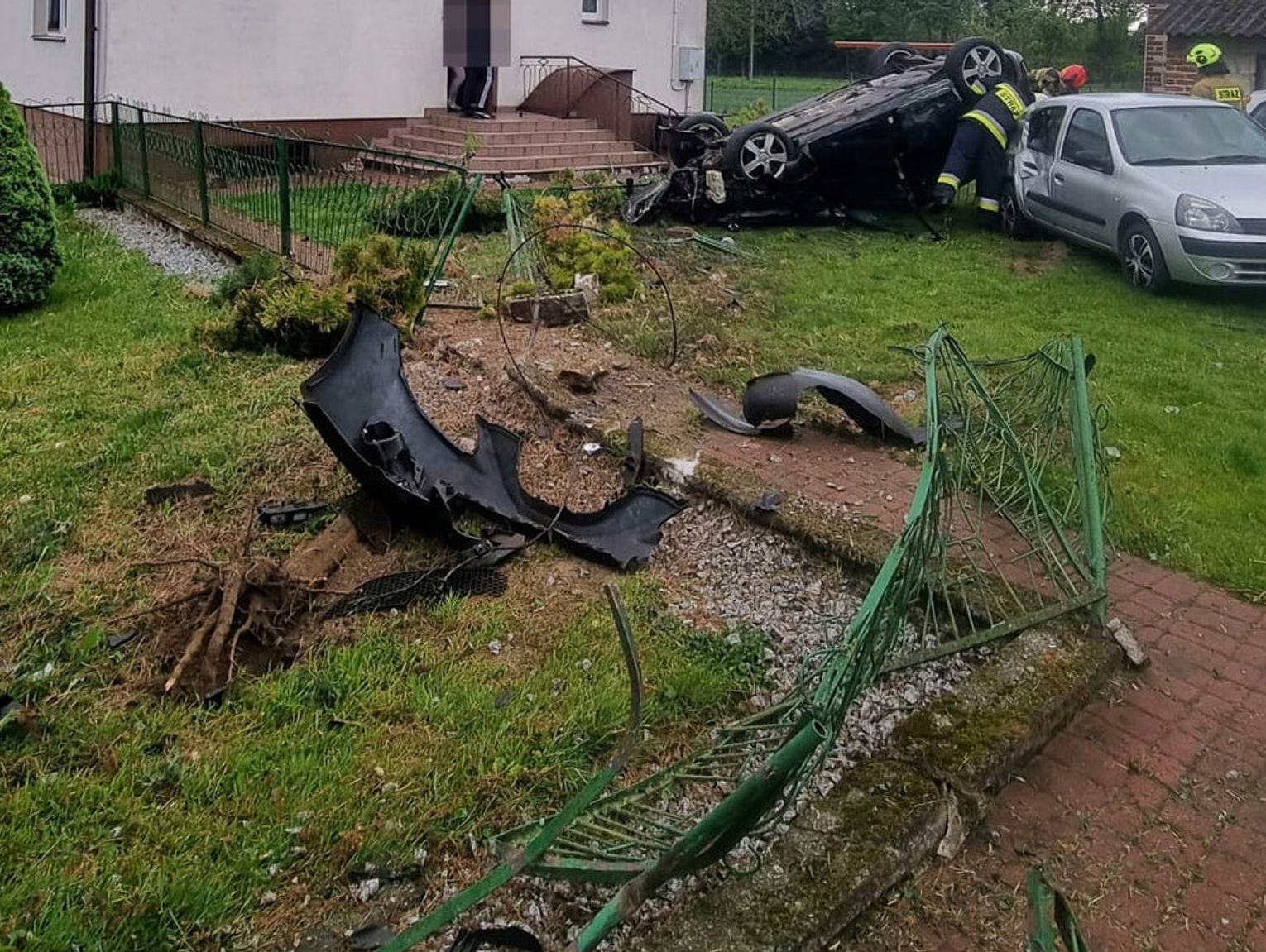 Sitaniec-Kol.: Miał 2 promile. Nie zapanował nad seatem, uszkodził ogrodzenie i zaparkowany samochód