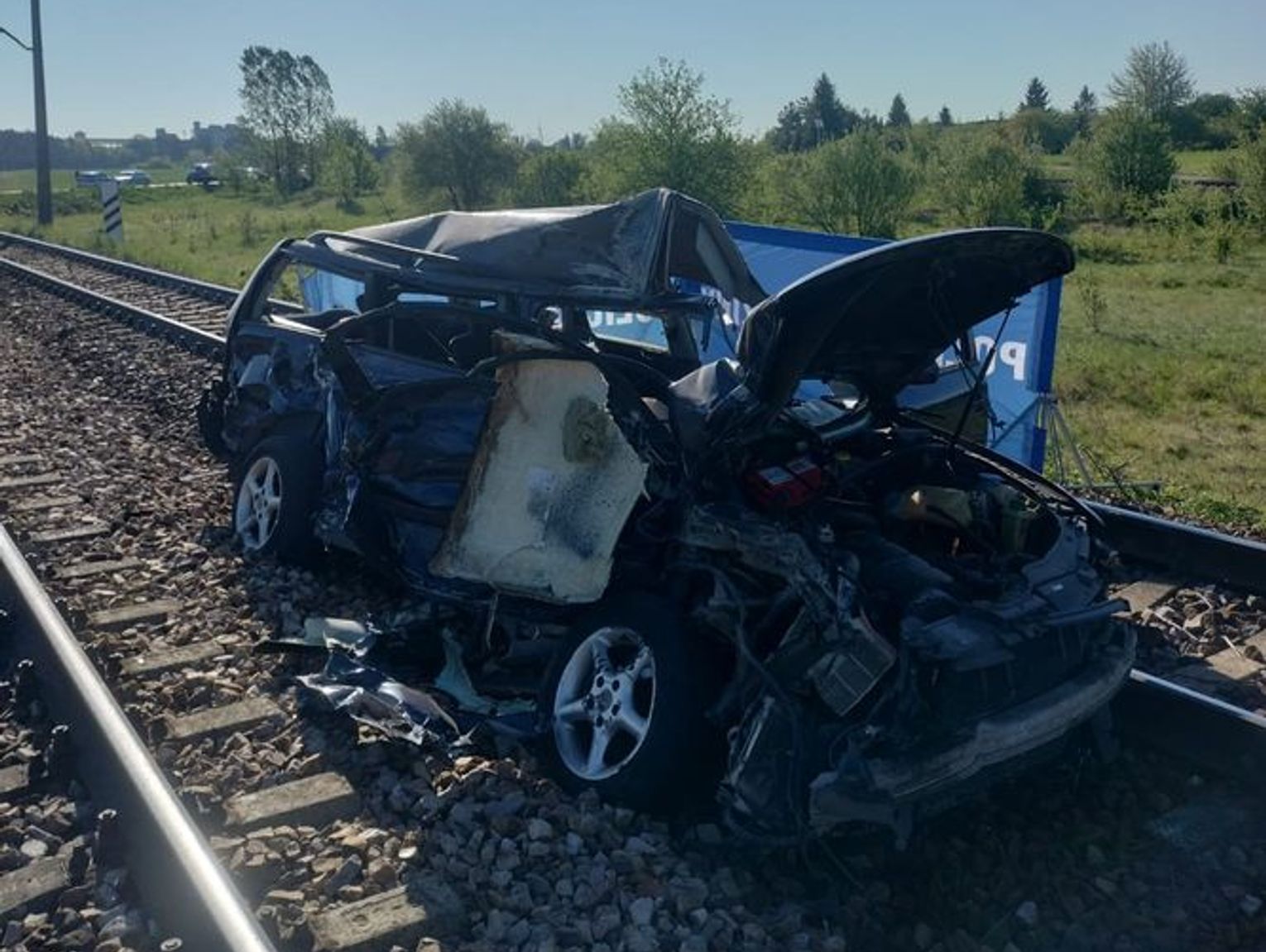 Śmiertelny wypadek w Krasnem. Samochód osobowy wjechał pod pociąg