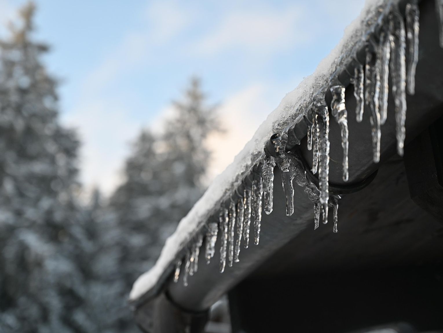 Sople nad głową i śnieg na dachu. Zimowe zaniedbania mogą słono kosztować
