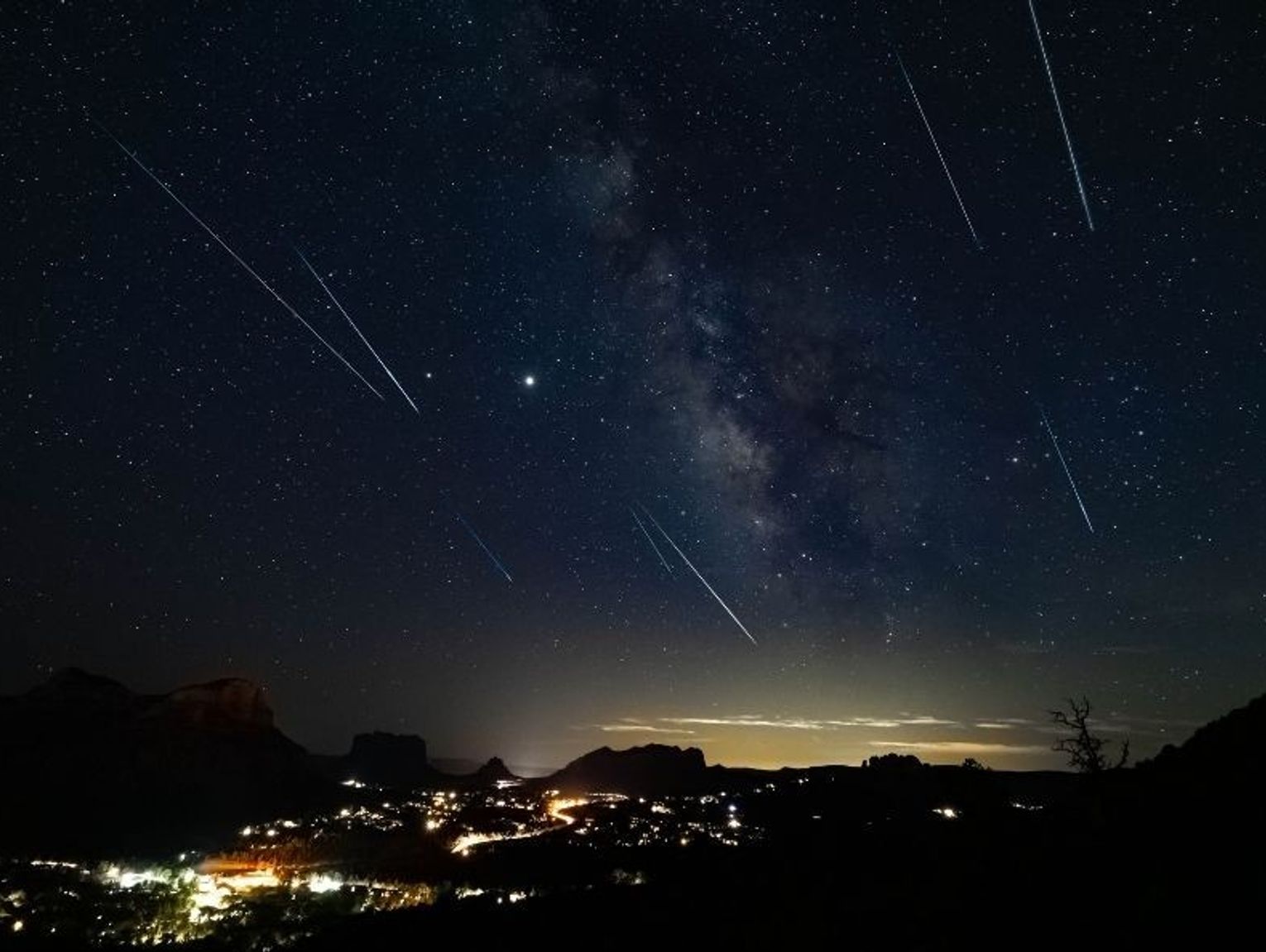 Spadające gwiazdy nad Polską. Niebo rozświetlą Lirydy