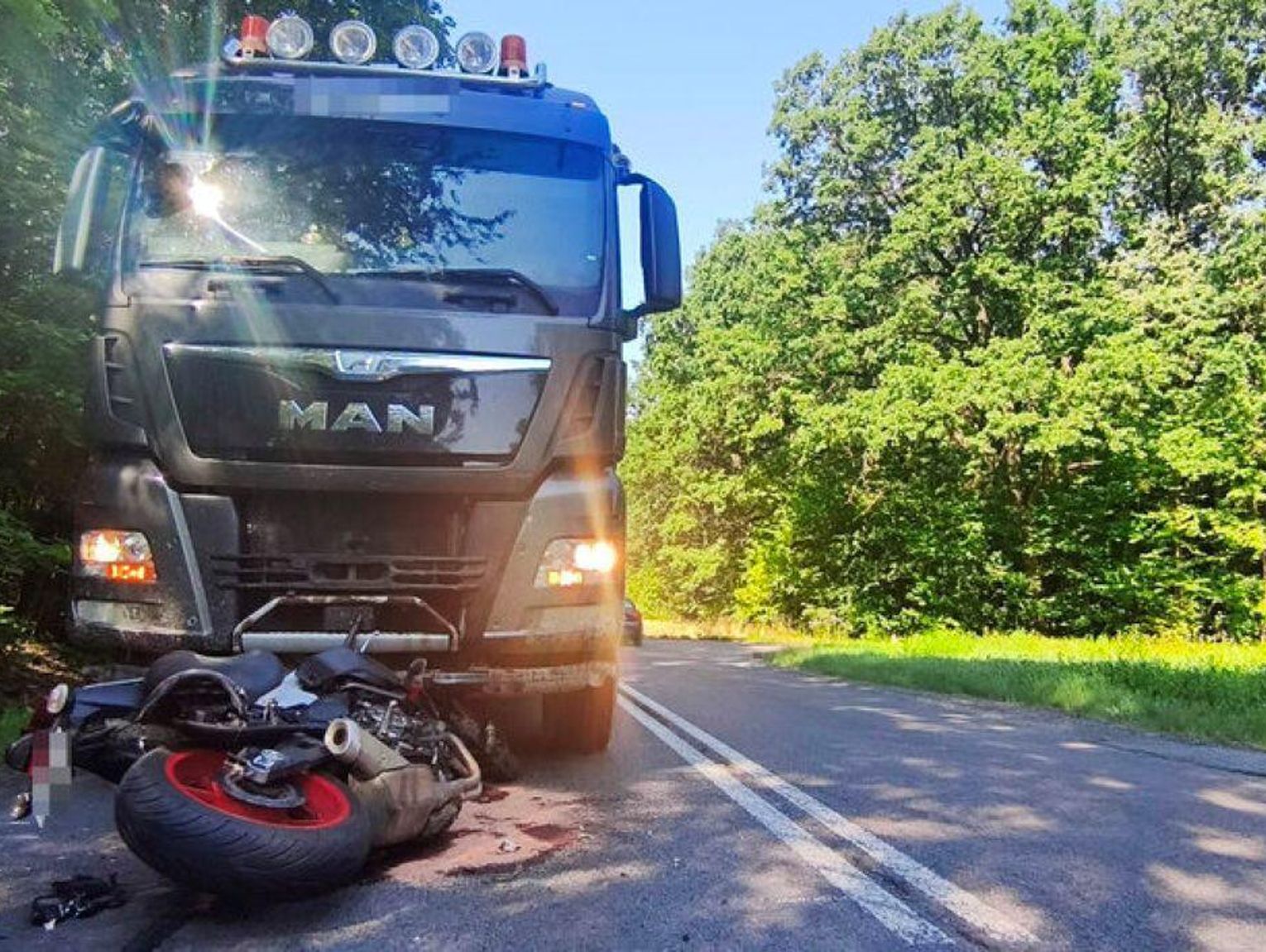 Stabrów: Motocyklista zderzył się z ciężarówką na DK74. Trafił do szpitala
