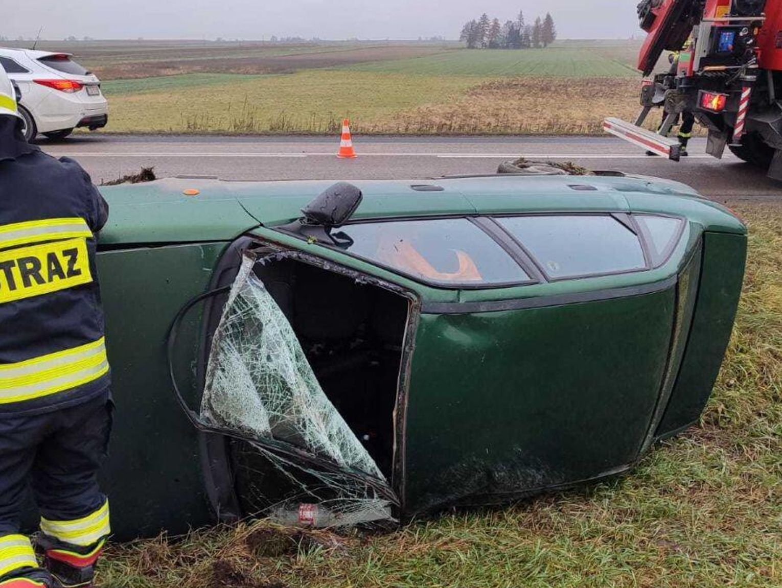 Stabrów: Samochód leżał w rowie. Strażak „na wolnym” udzielił pomocy poszkodowanej