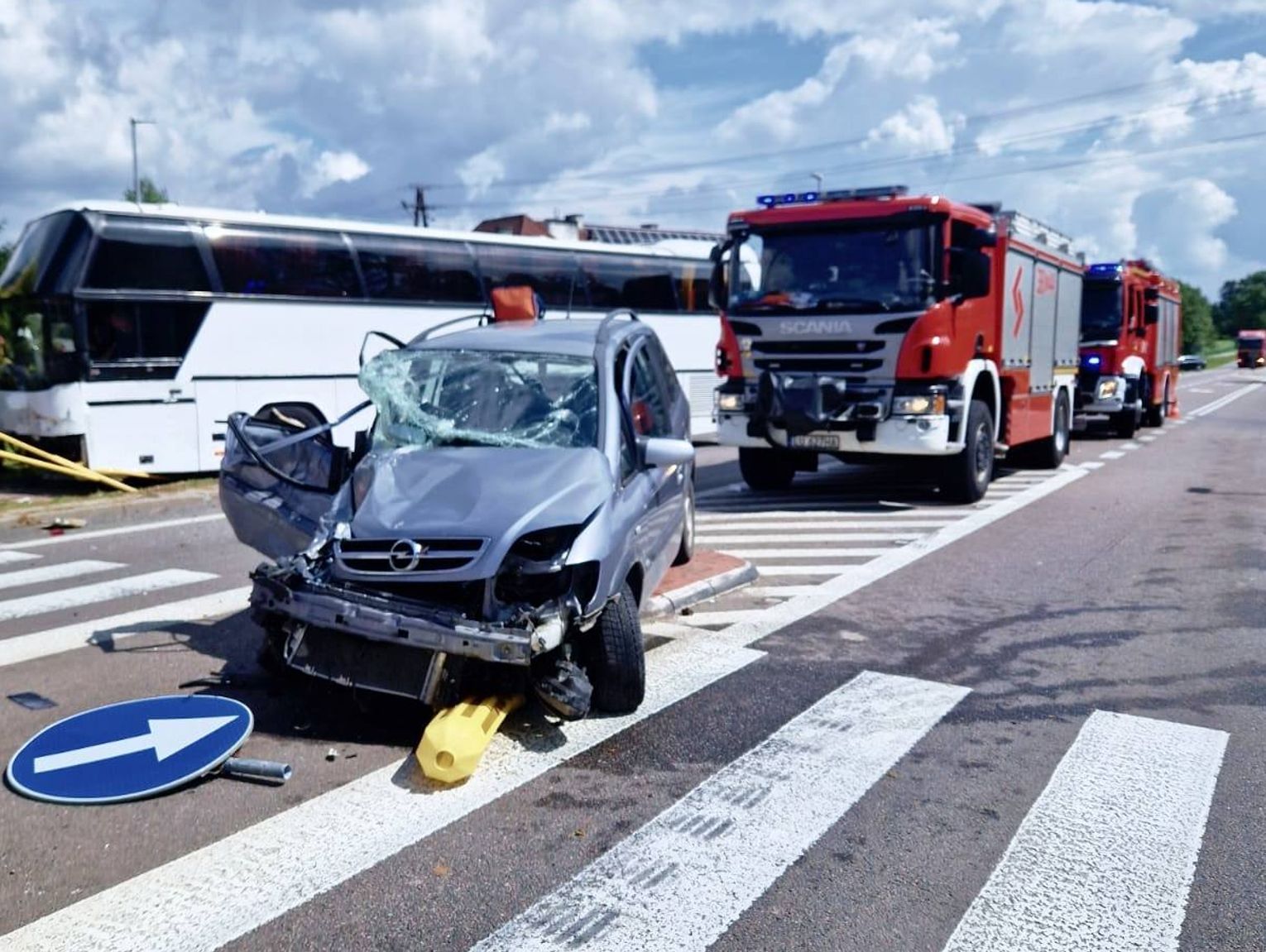 Stary Zamość: Opel zderzył się z autobusem na DK17, bo 28-latek nie ustąpił pierwszeństwa [ZDJĘCIA]