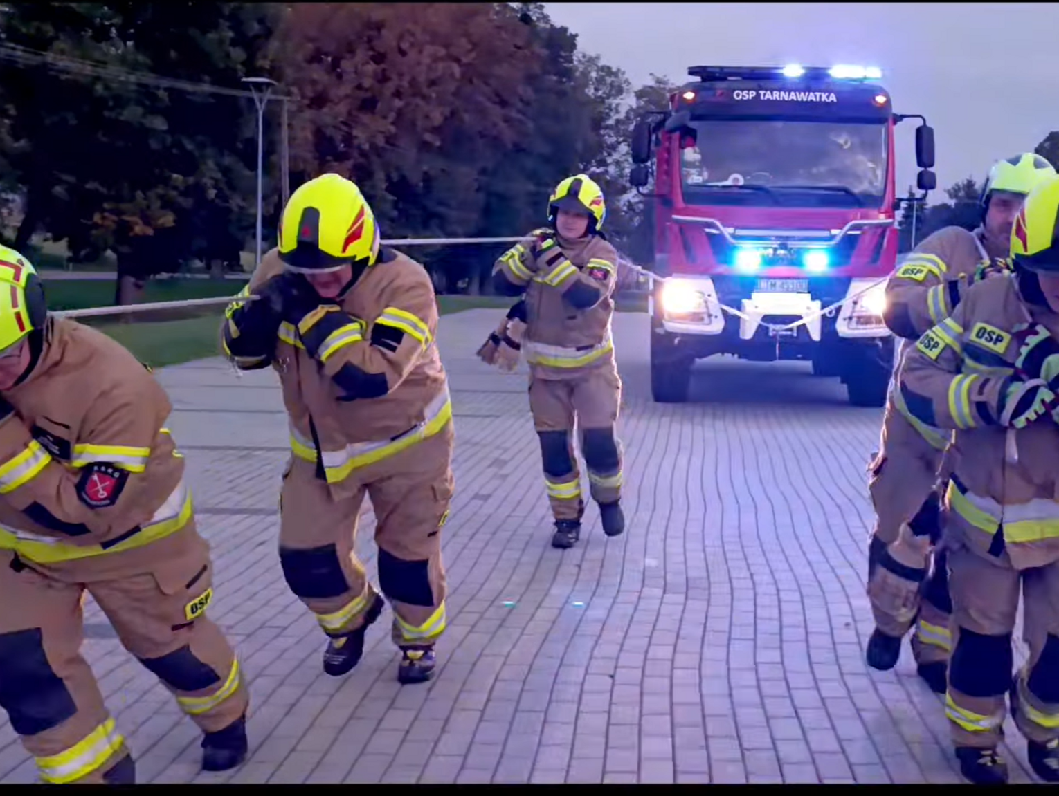 Strażacy z Tarnawatki w akcji dla Amelki. Ciągną wóz strażacki, by ratować 16-latkę z Frampola