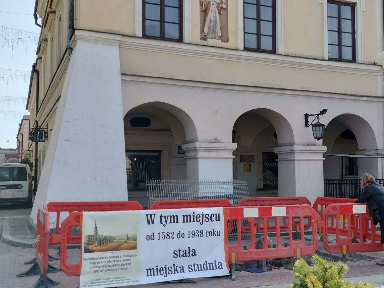Studnia na Rynku Wielkim w Zamościu. Już coś widać!