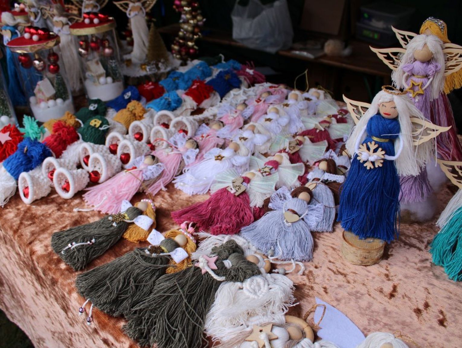 Świąteczny kiermasz rękodzieła przed Starostwem w Tomaszowie Lubelskim w przygotowaniu