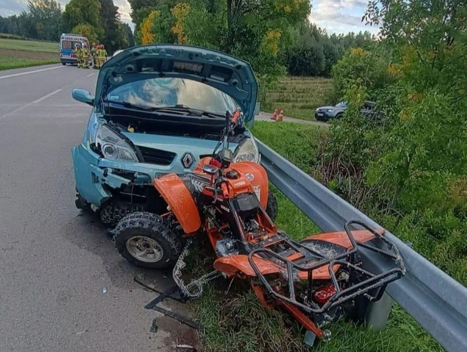 Szarowola: 12-latek zabrany śmigłowcem do szpitala po tym, jak Renault zderzyło się z quadem
