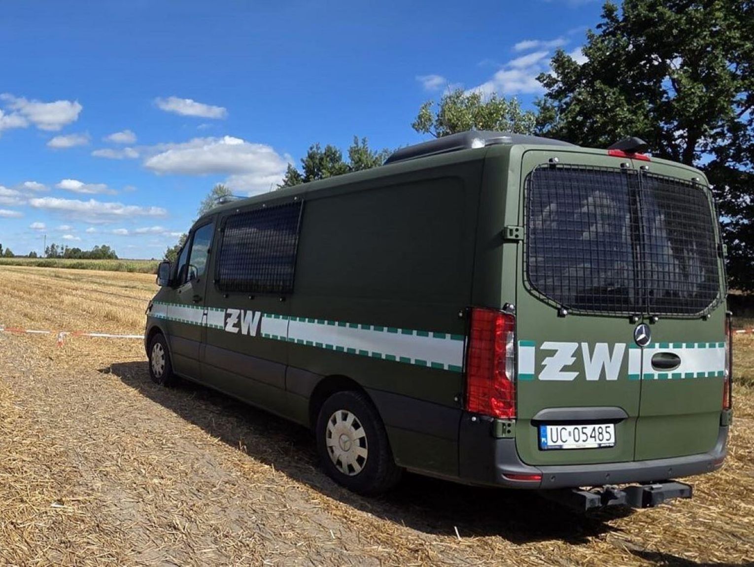 Tajemniczy fragment rakiety w sadzie pod Jarosławcem. Na miejscu pracuje Żandarmeria Wojskowa