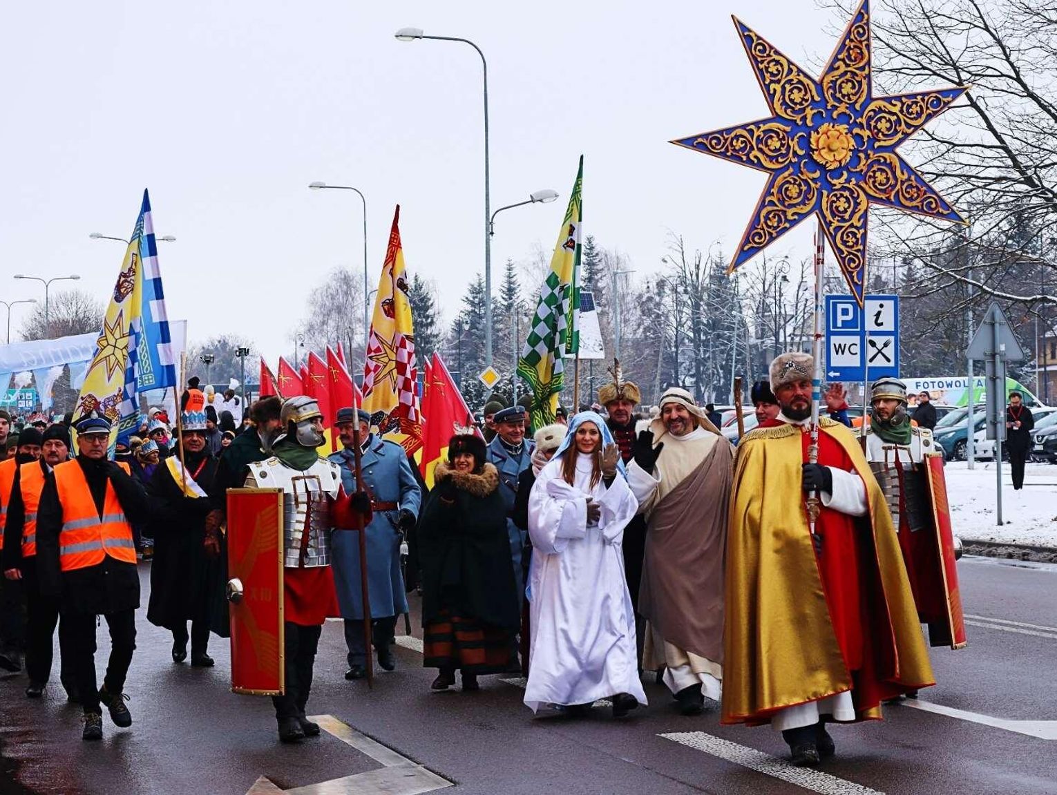 Tak wyglądał Orszak Trzech Króli w Zamościu. Tłumy na ulicach, kolędy i barwny korowód [ZDJĘCIA]