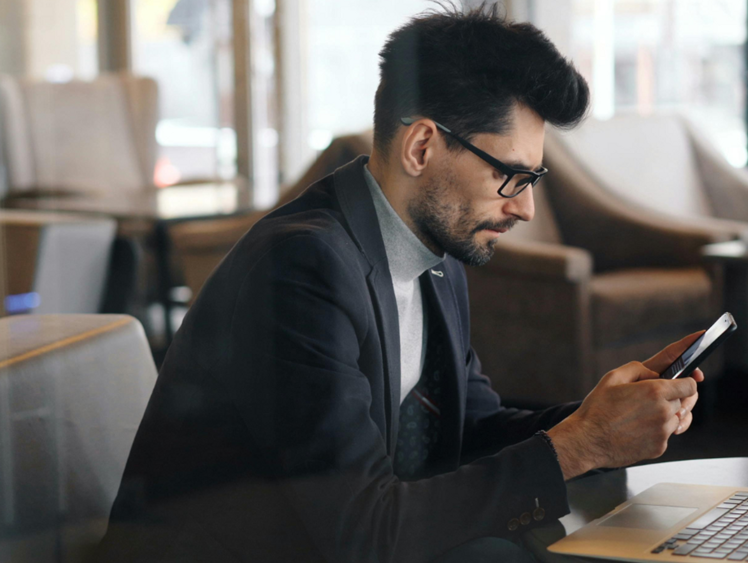 Takich reklam już nie zobaczysz na Facebooku i Instagramie. Zemsta na politykach