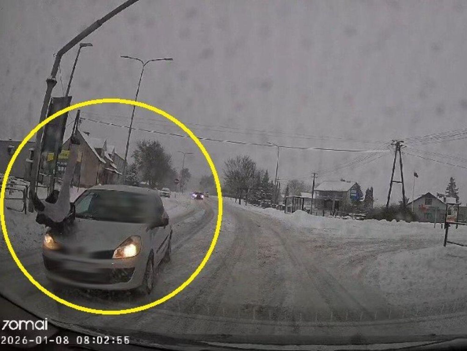 Tarnawatka: 19-latek potrącił pieszą na przejściu. Policja publikuje nagranie!