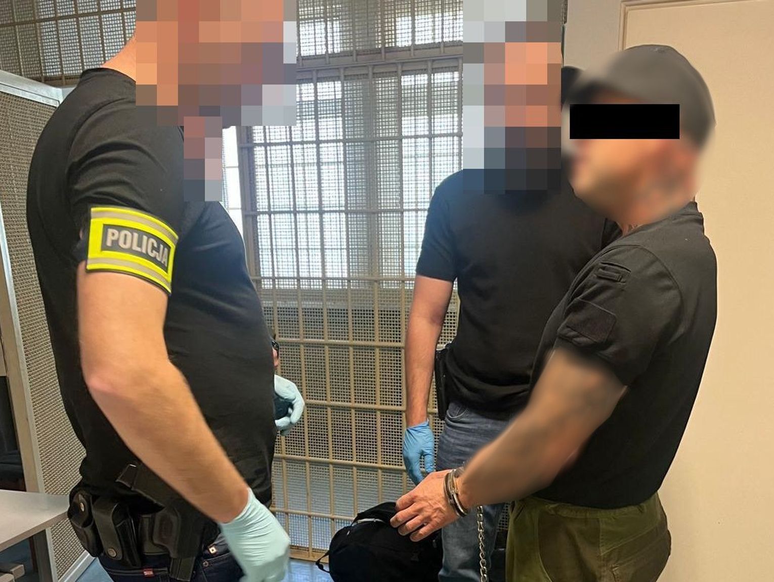 Tomaszów Lub.: Kryminalni zatrzymali małżeństwo, które zrabowało pół miliona złotych. 39-latek z lotniska trafił do aresztu