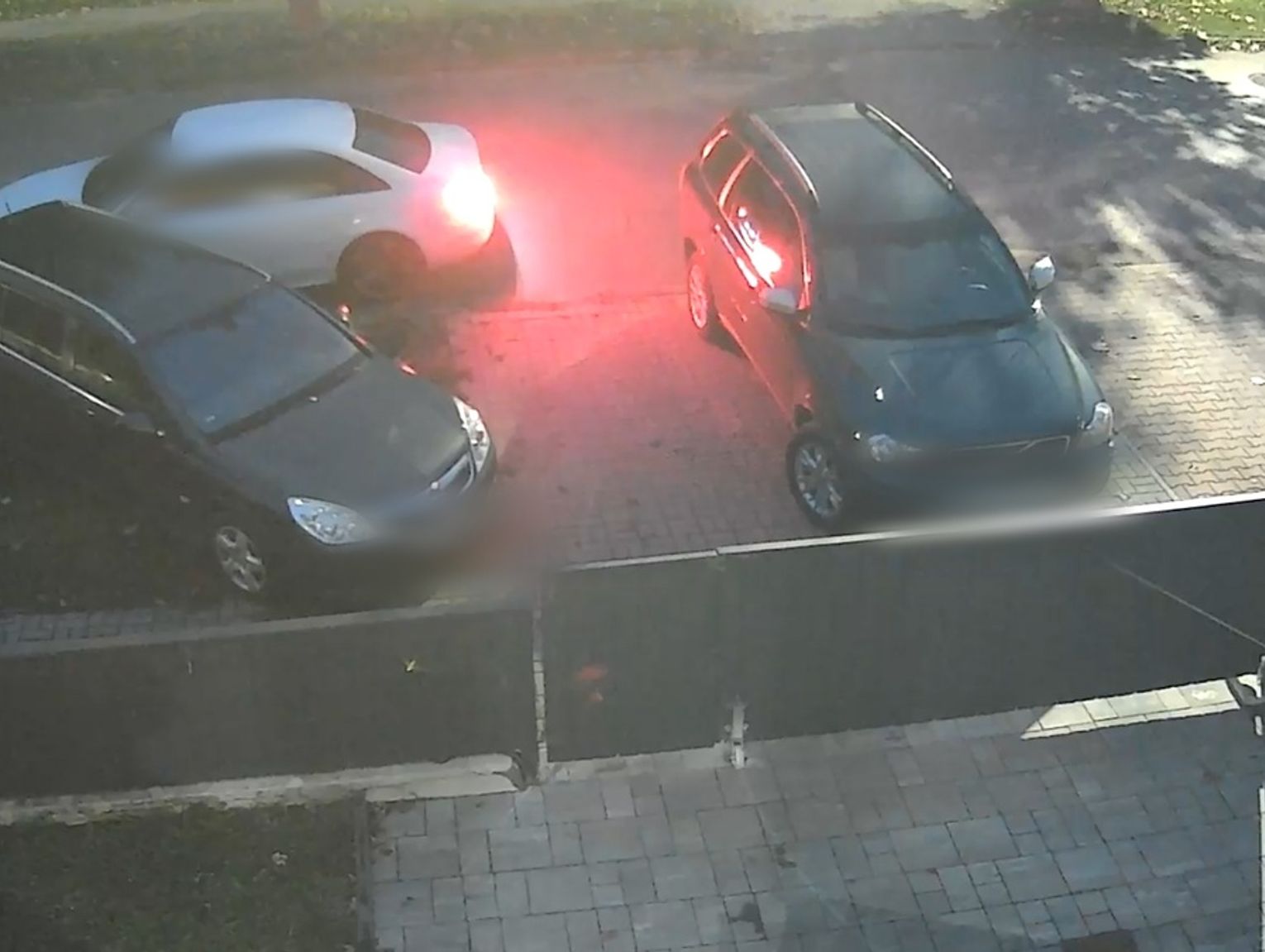 Tomaszów Lub.: Pijany uderzył w dwa zaparkowane auta. Zdarzenie zarejestrował monitoring [FILM]