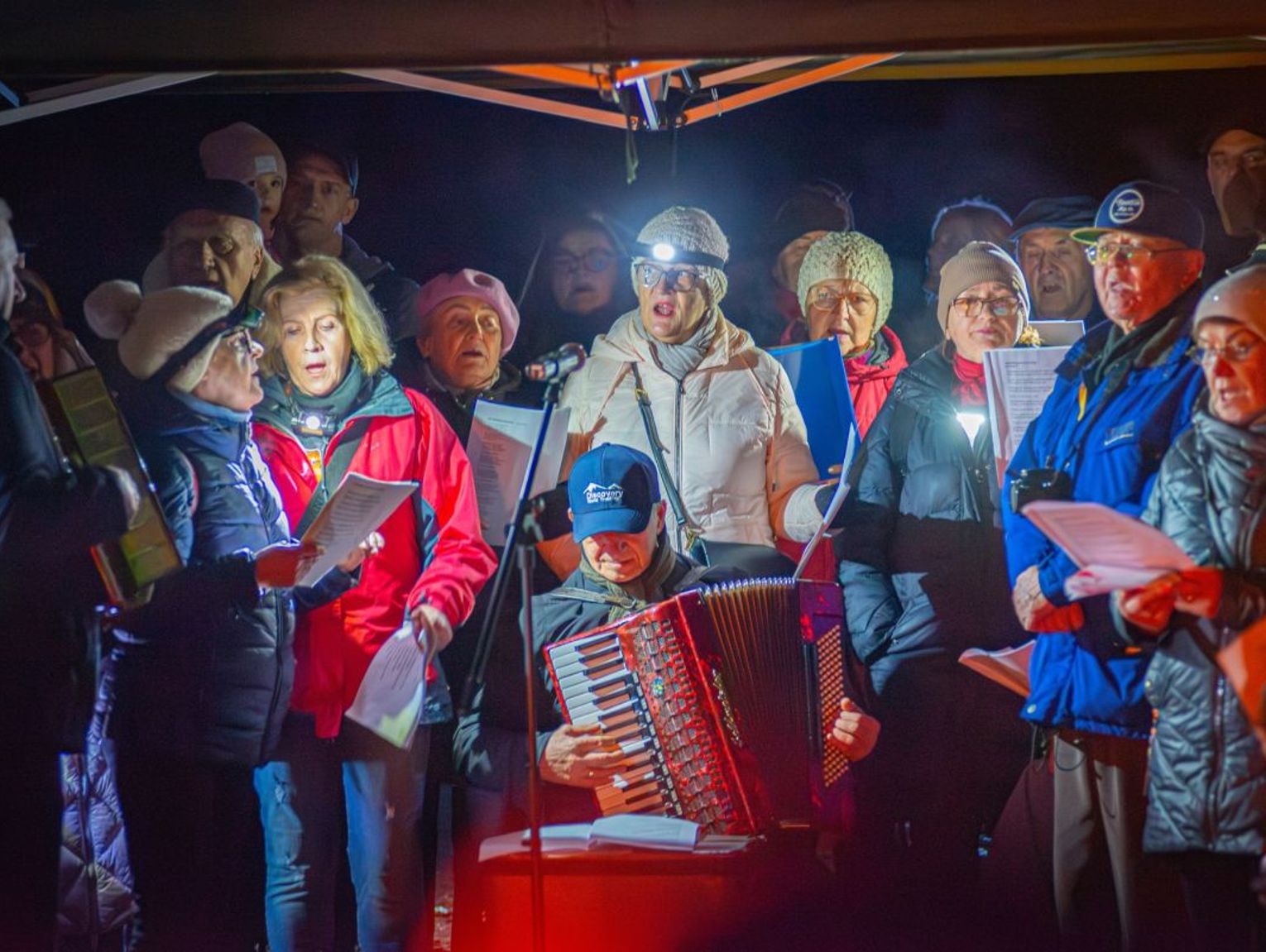 Tomaszów Lubelski: Śpiewali pieśni przy Ogniu Niepodległości [ZDJĘCIA]