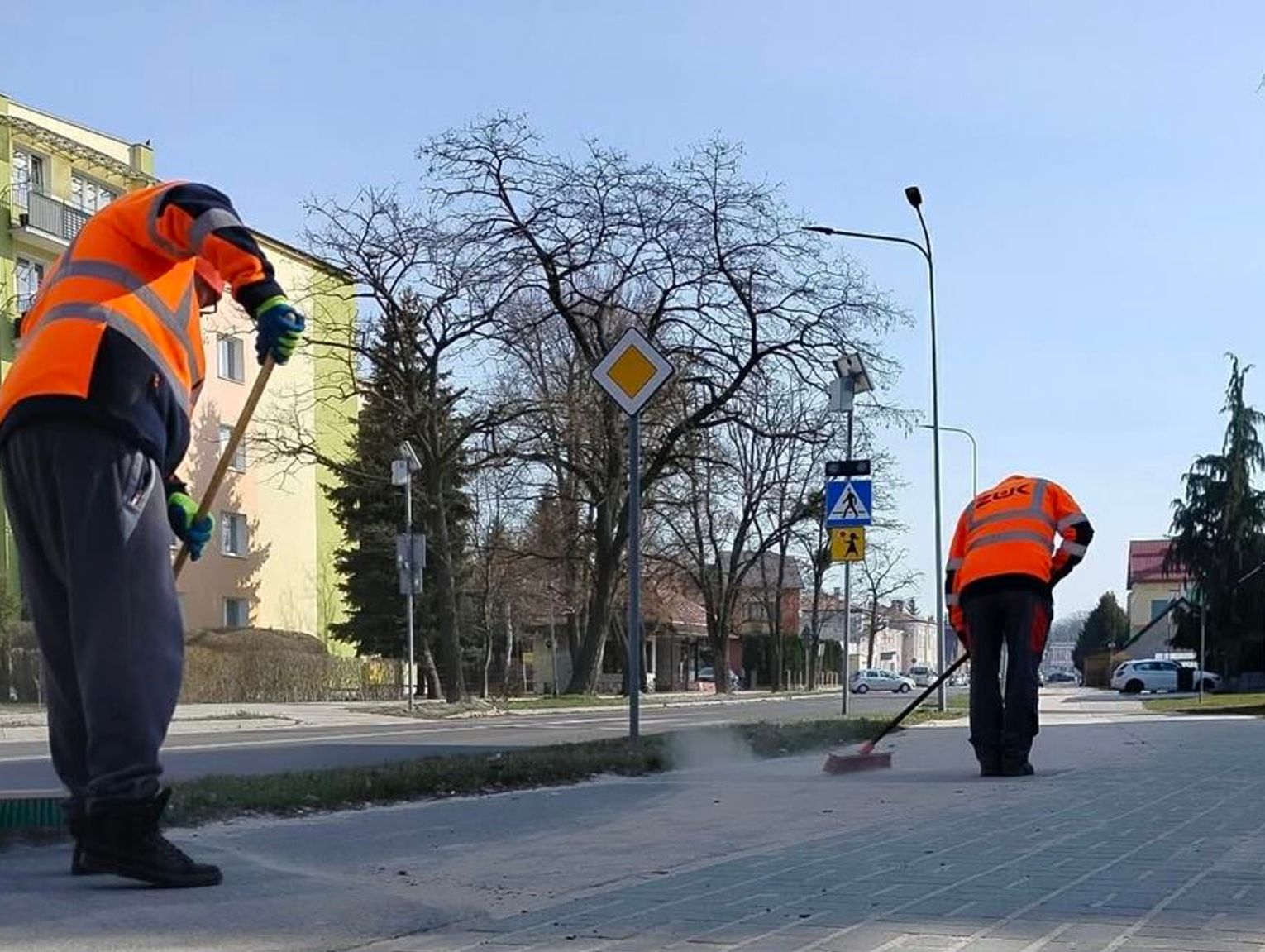 Tony piasku zalegają na chodnikach w Zamościu. W mieście trwa wielkie sprzątanie [ZDJĘCIA]