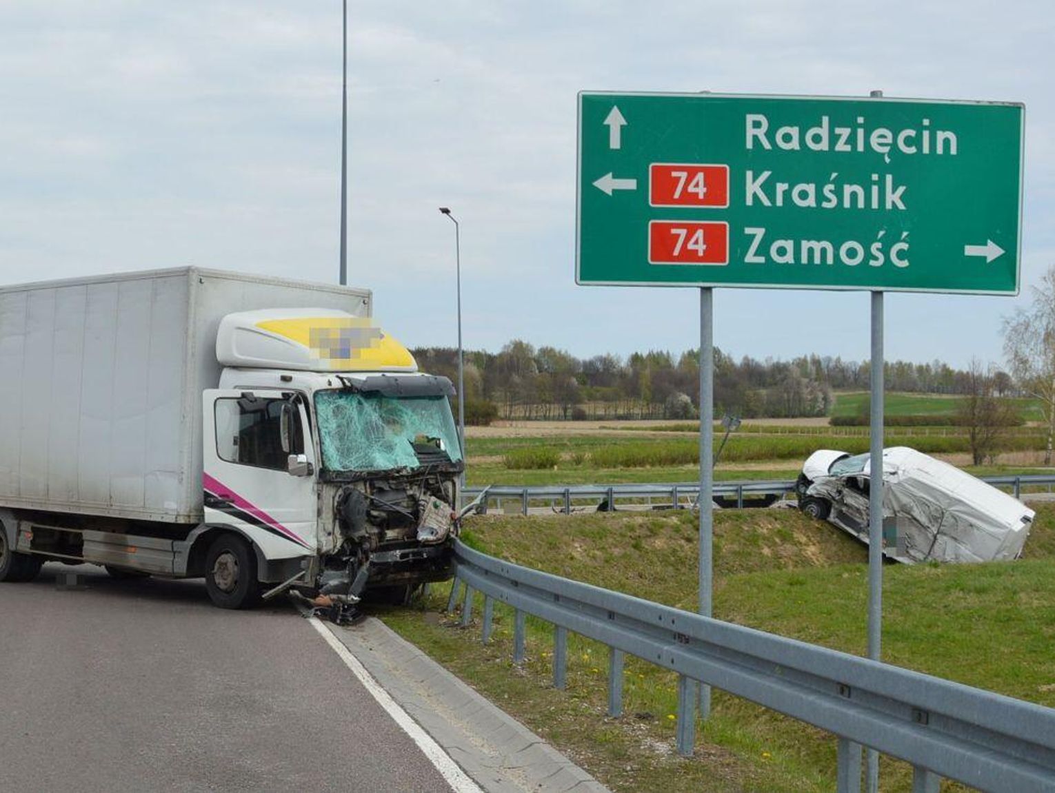 Trzy osoby ranne po zderzeniu Mercedesa i Mana na DK 74. To będzie trauma dla młodego kierowcy