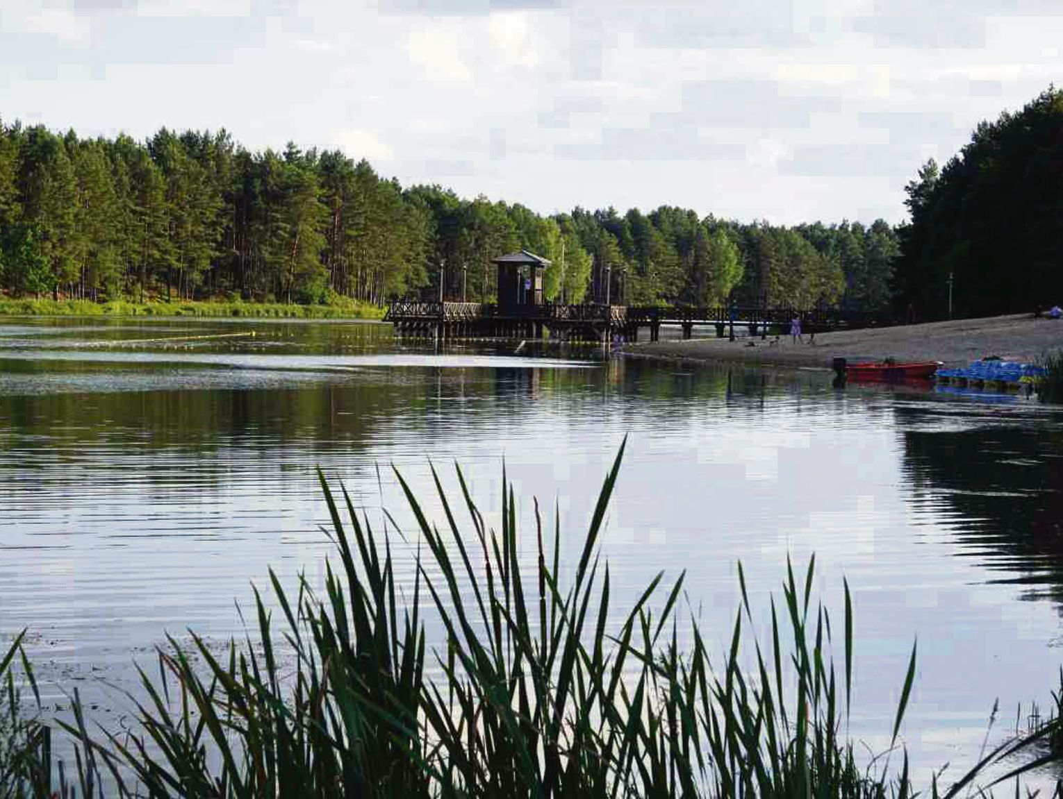 Tu, gdzie biała flaga i ratownicy, czyli strzeżone kąpieliska w powiecie tomaszowskim i okolicy