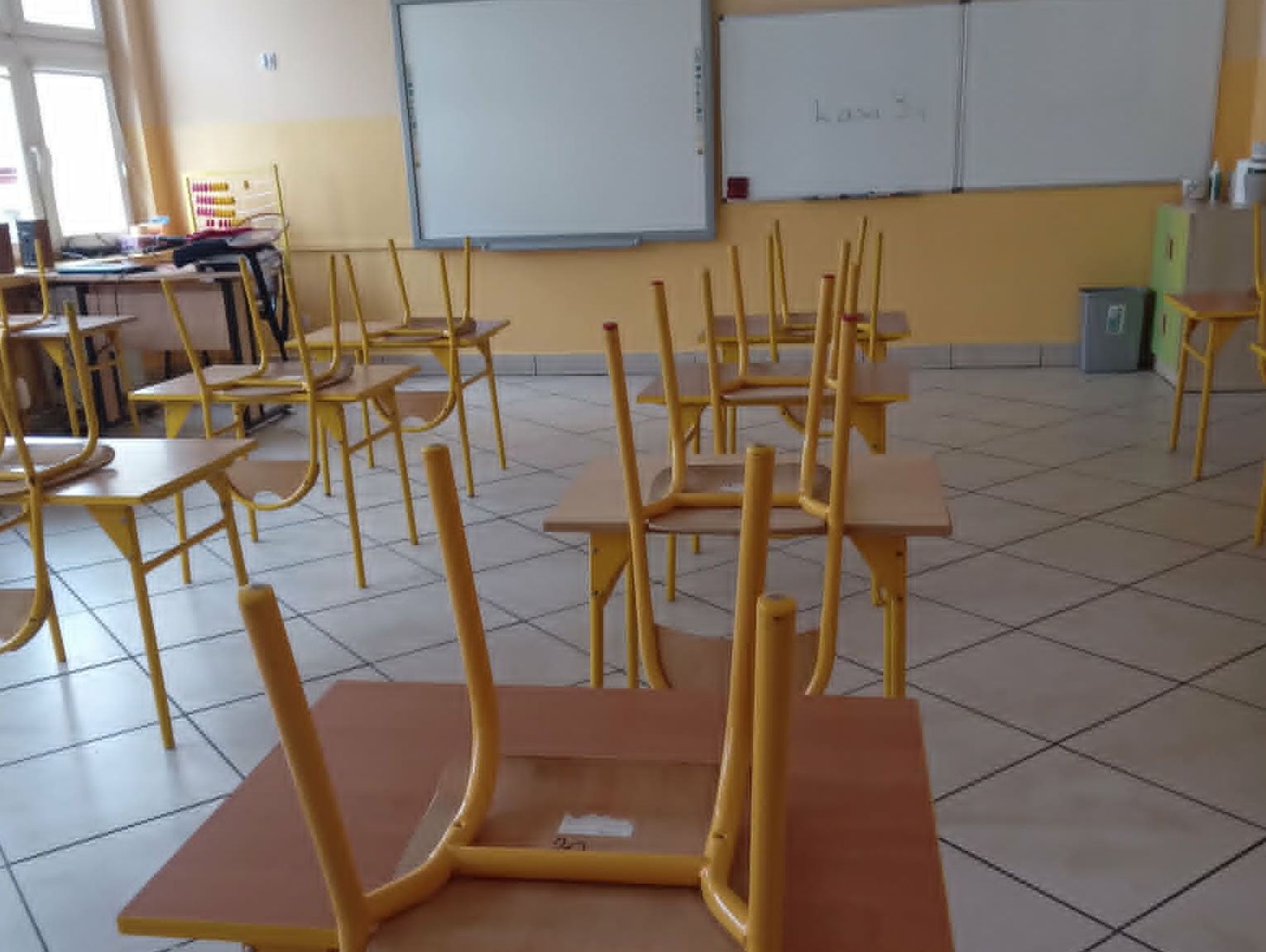 Tworyczów: Rodzice oczekują dialogu. Wójt Sułowa: "Nie będziemy w stanie udźwignąć prowadzenia 3 szkół"