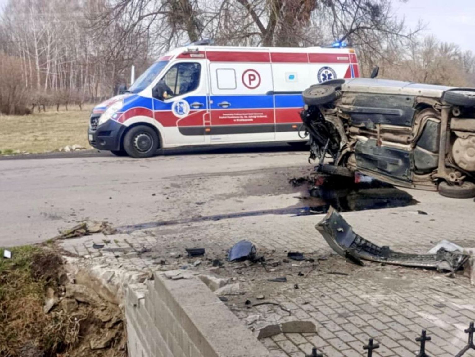 Uchanie: 59-latek ranny po tym, jak skoda uderzyła w przepust i się przewróciła