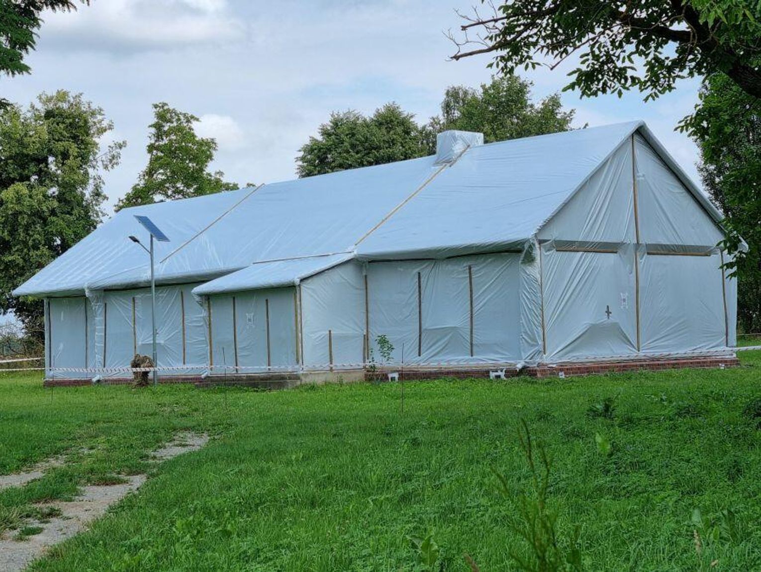 Uchanie: Chcą powstrzymać korniki niszczące dworek