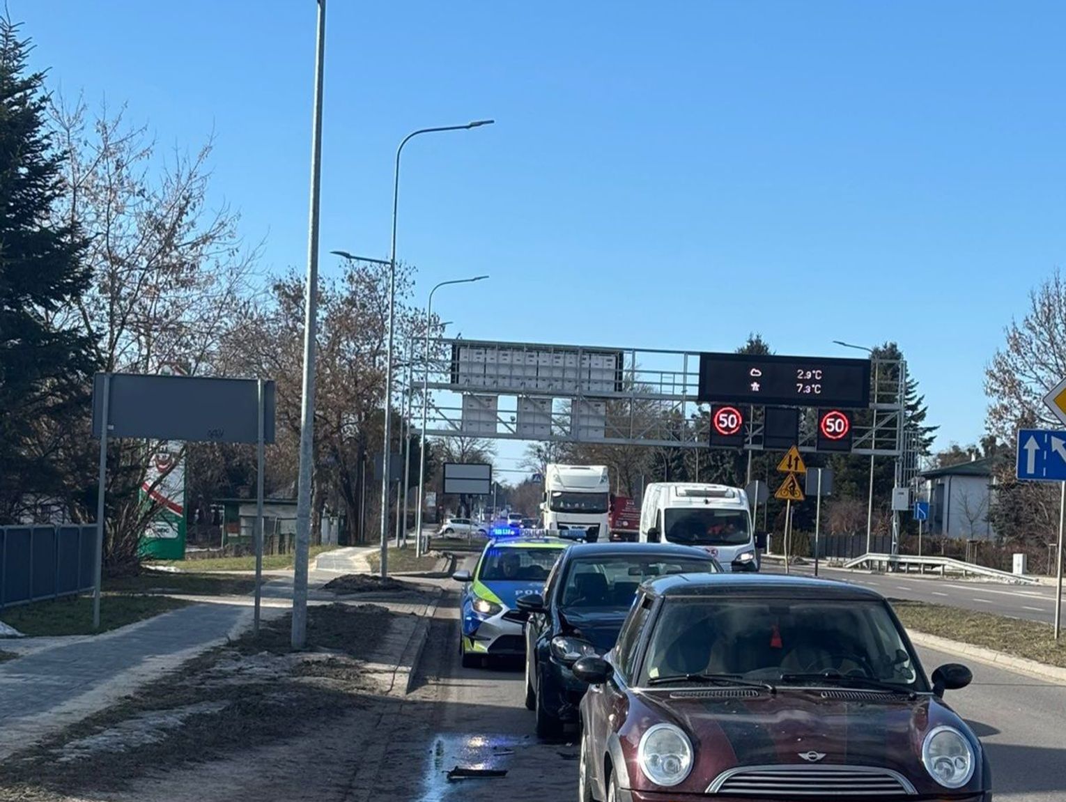 Uwaga kierowcy. Utrudnienia na ul. Szczebrzeskiej w Zamościu. Zderzyły się 3 pojazdy