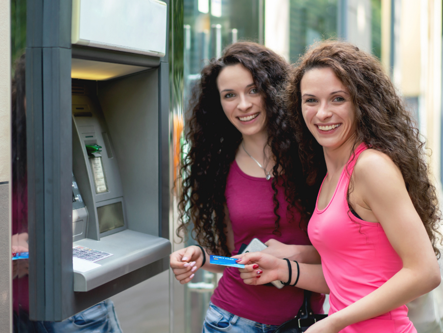 Używanie karty będzie droższe. Banki odbiją sobie obniżkę stóp procentowych