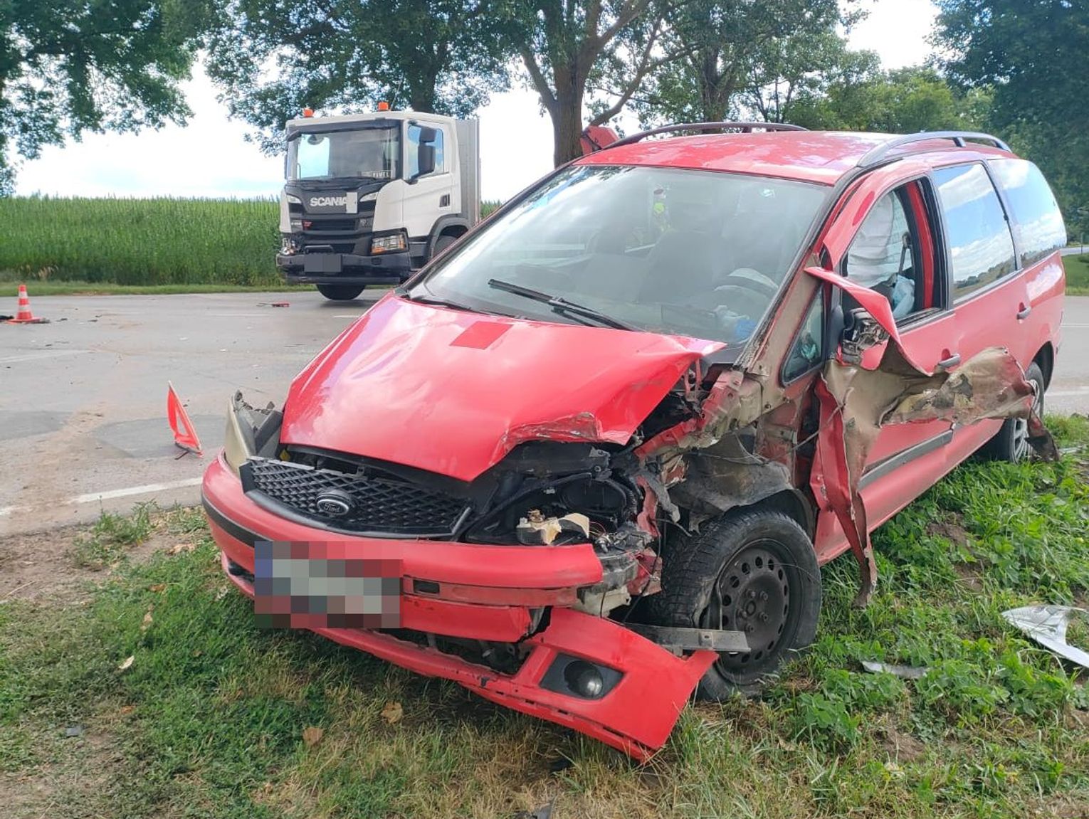 W Hubinku ciężarówka zderzyła się z fordem, dwie pasażerki w szpitalu