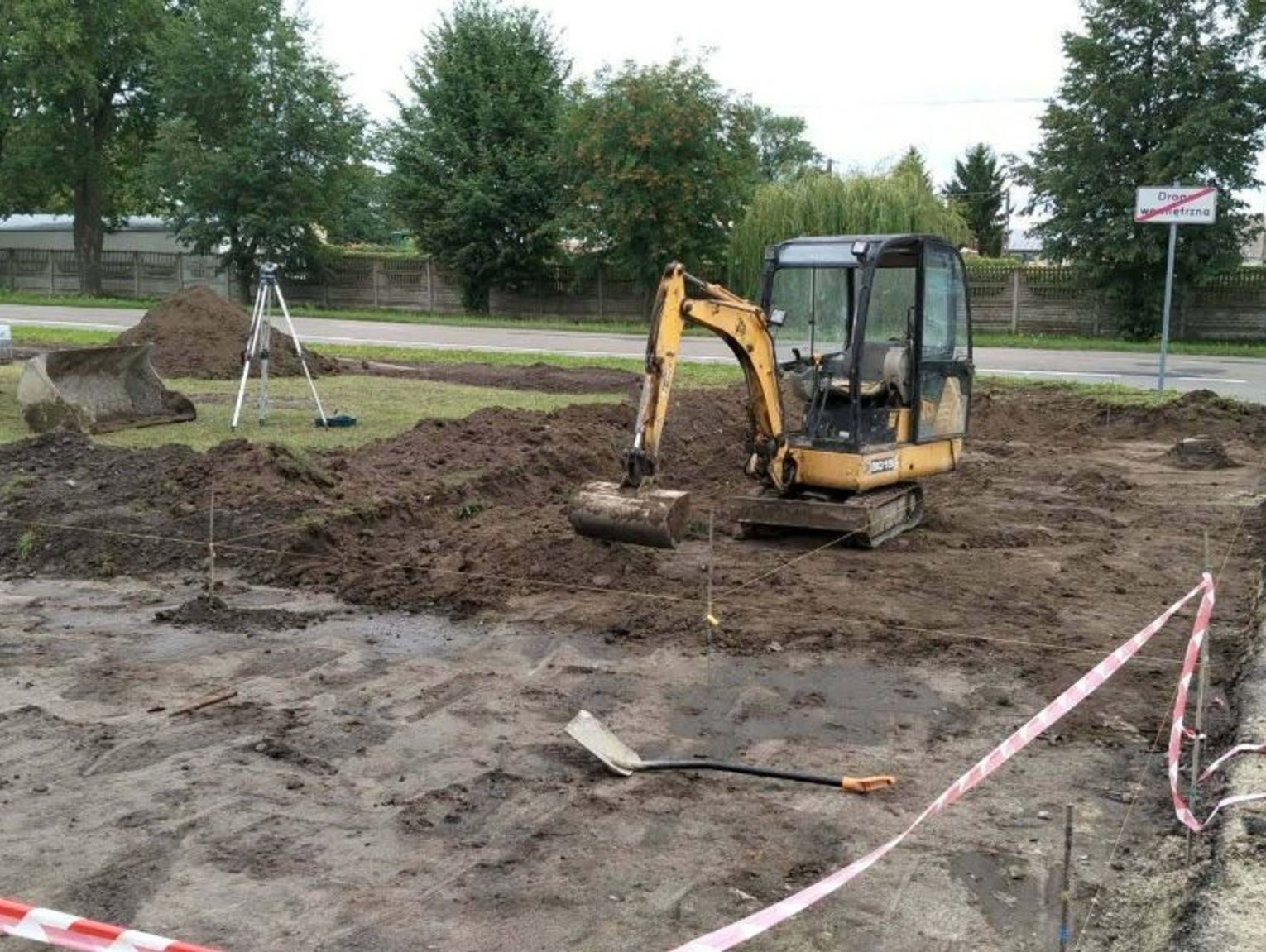 W Ulhówku powstają nowe miejsca postojowe przy policji i pogotowiu