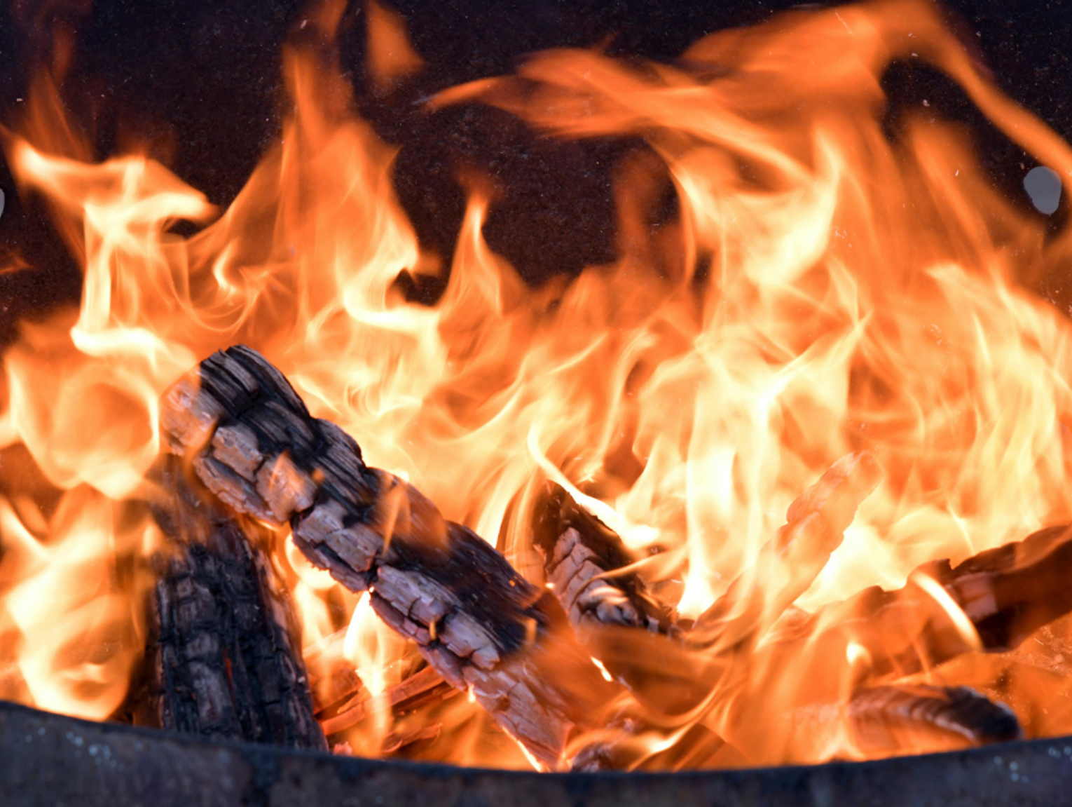 Węgiel wciąż trzyma się mocno, ale prąd wskoczył już na podium