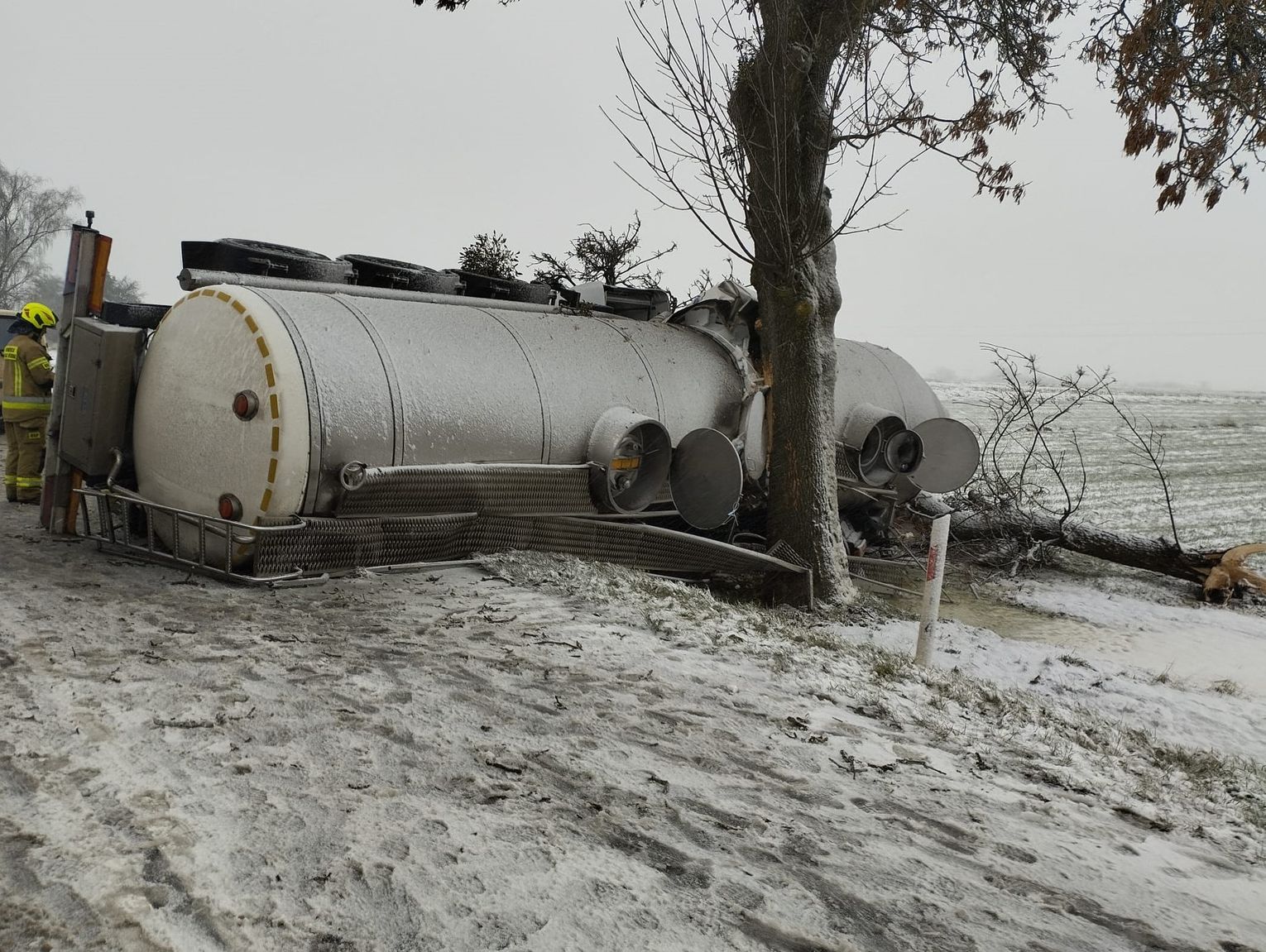 Wieprzów: Czekają na dźwig, który podniesie cysternę z drogi