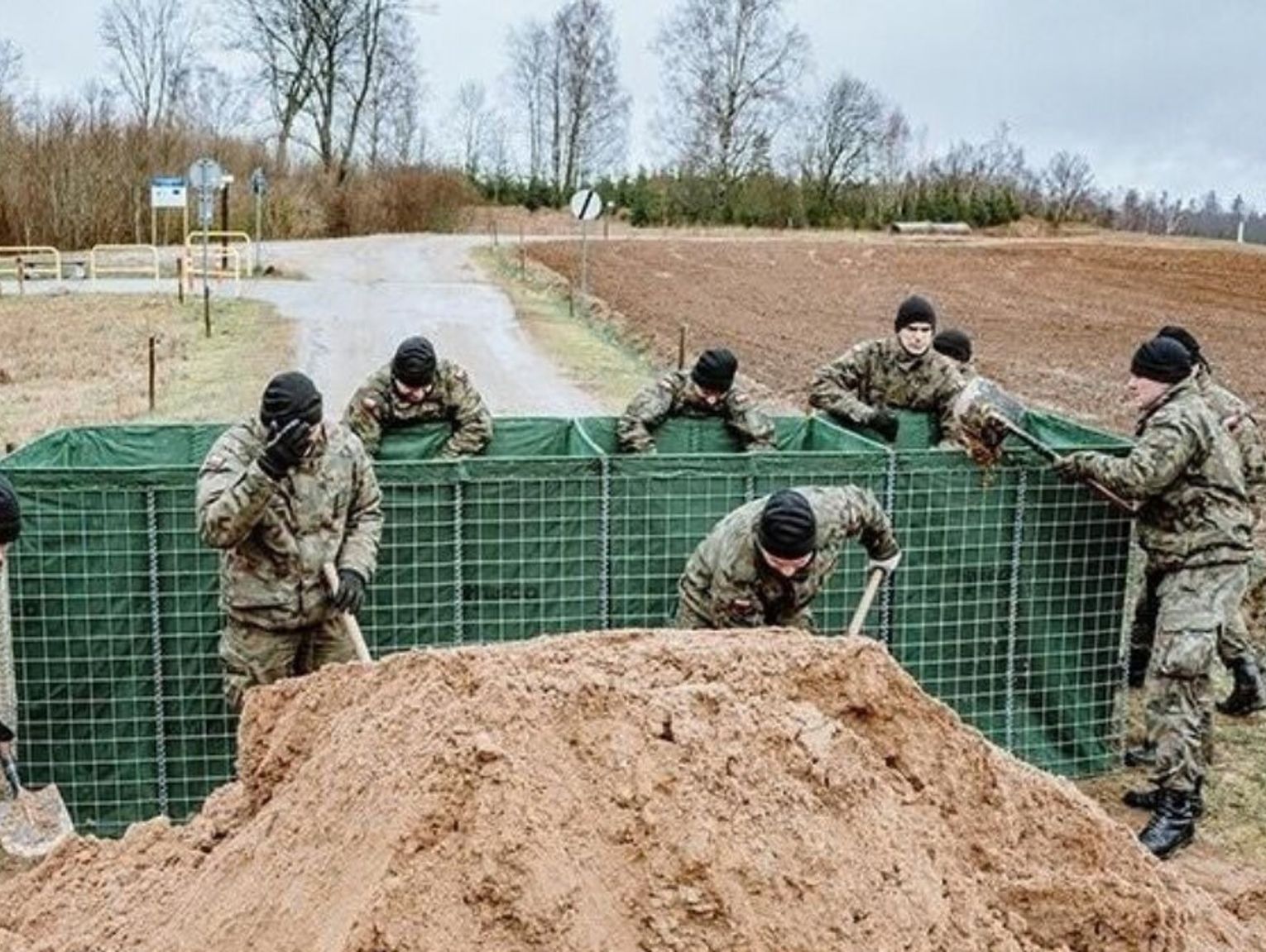 Hesco-bastiony, nowe posterunki i saperzy na granicy. Wojsko umacnia granicę z Ukrainą