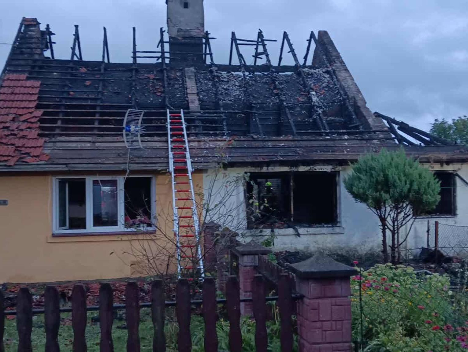 Wspólne sprzątanie pogorzeliska w Machnowie Nowym i zbiórka. Możesz pomóc