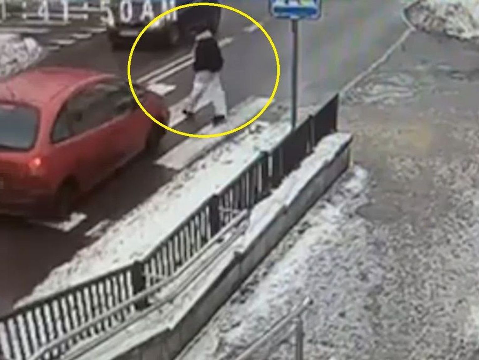 Wypadek na „Kozackim Rogu” w Hrubieszowie. 18-latka potrącona na pasach. Zobacz nagranie