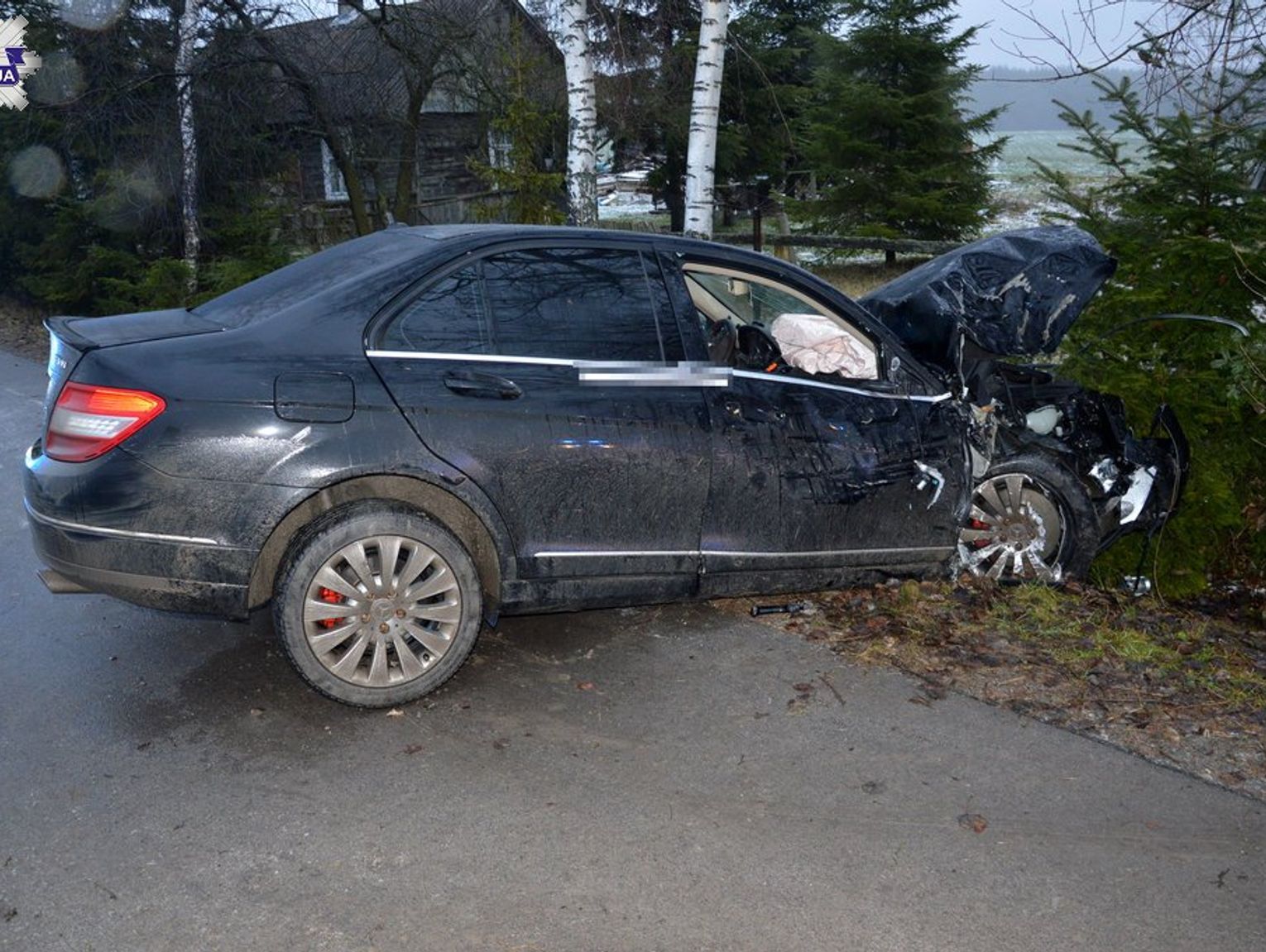 Wypadek w Dąbrowie. Mercedes uderzył w drzewo, 4 mężczyzn zabrano do szpitala