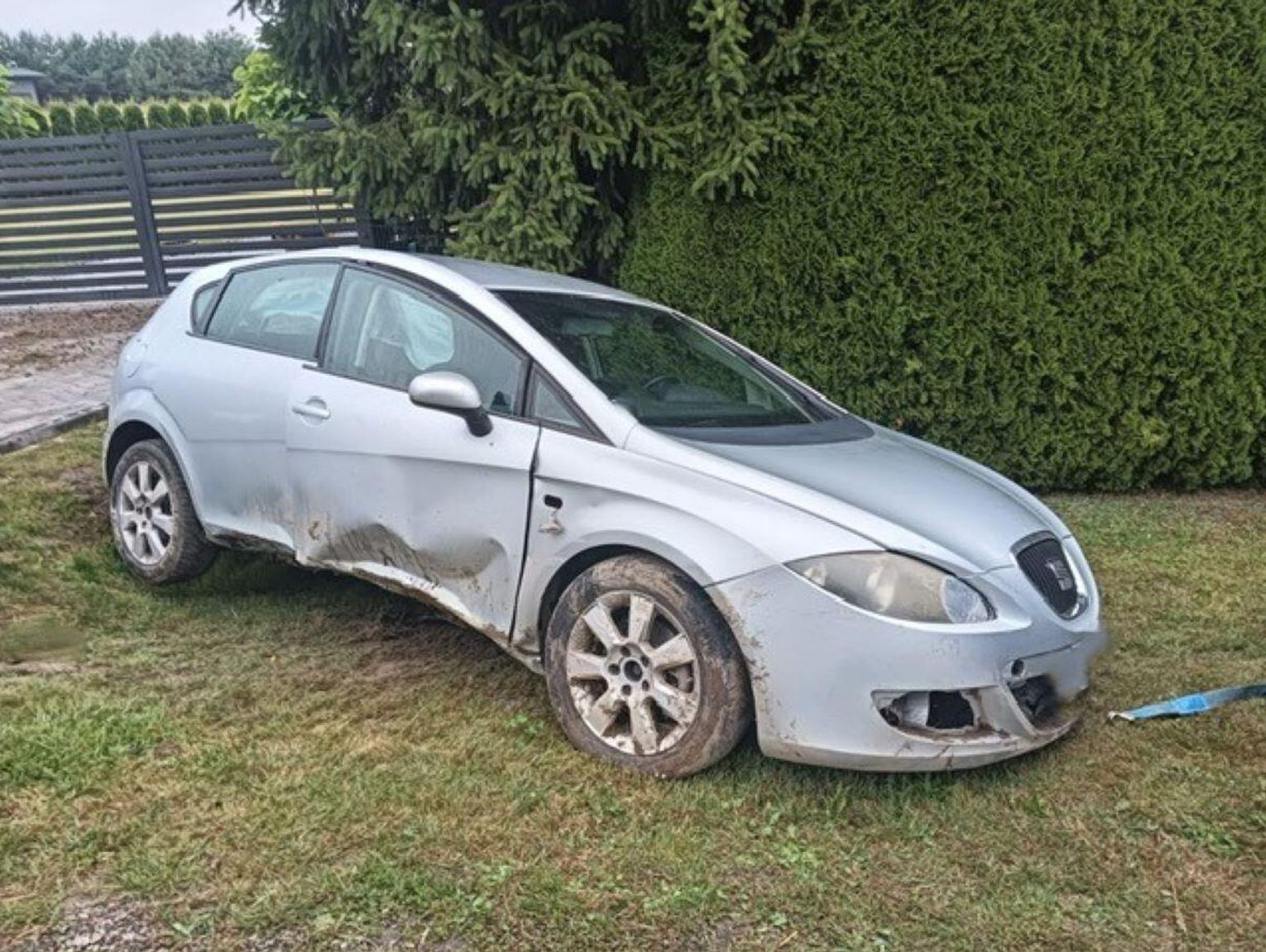 Wypadek w Justynówce, pasażerowie z obrażeniami. Kierujący miał prawo jazdy pół roku i już je stracił