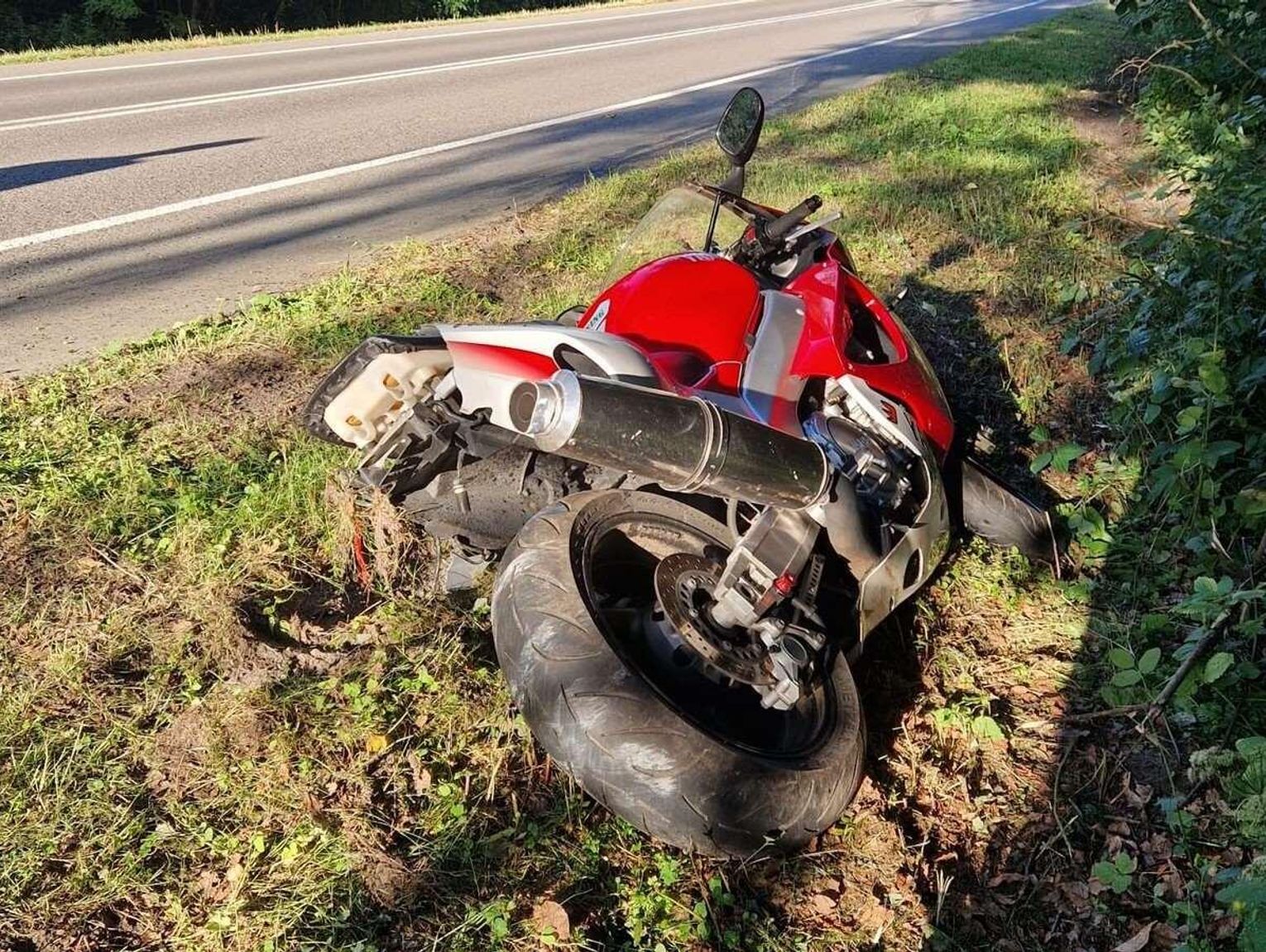 Wypadek w Pasiekach. Motocyklista zderzył się z volvo, miał ponad promil alkoholu