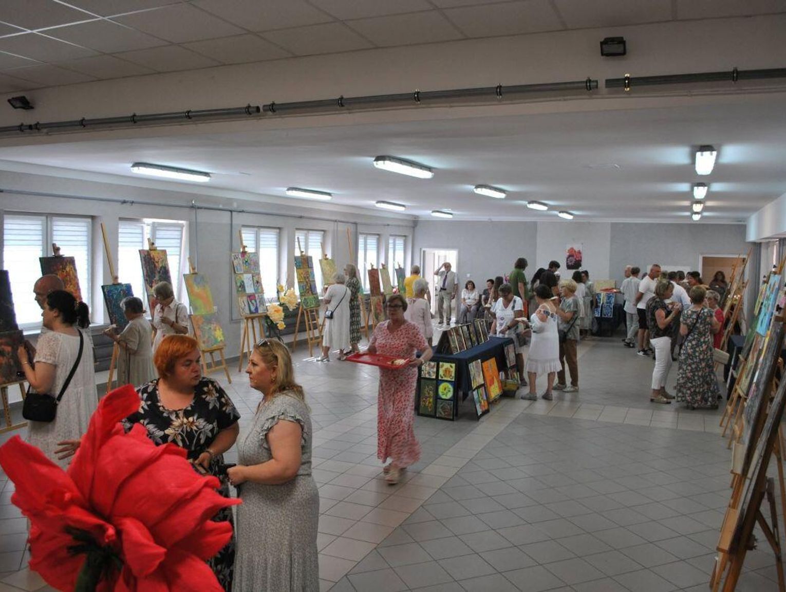 Wystawa rękodzieła. Autorami prac są członkowie Klubu Seniora z Lubyczy Królewskiej