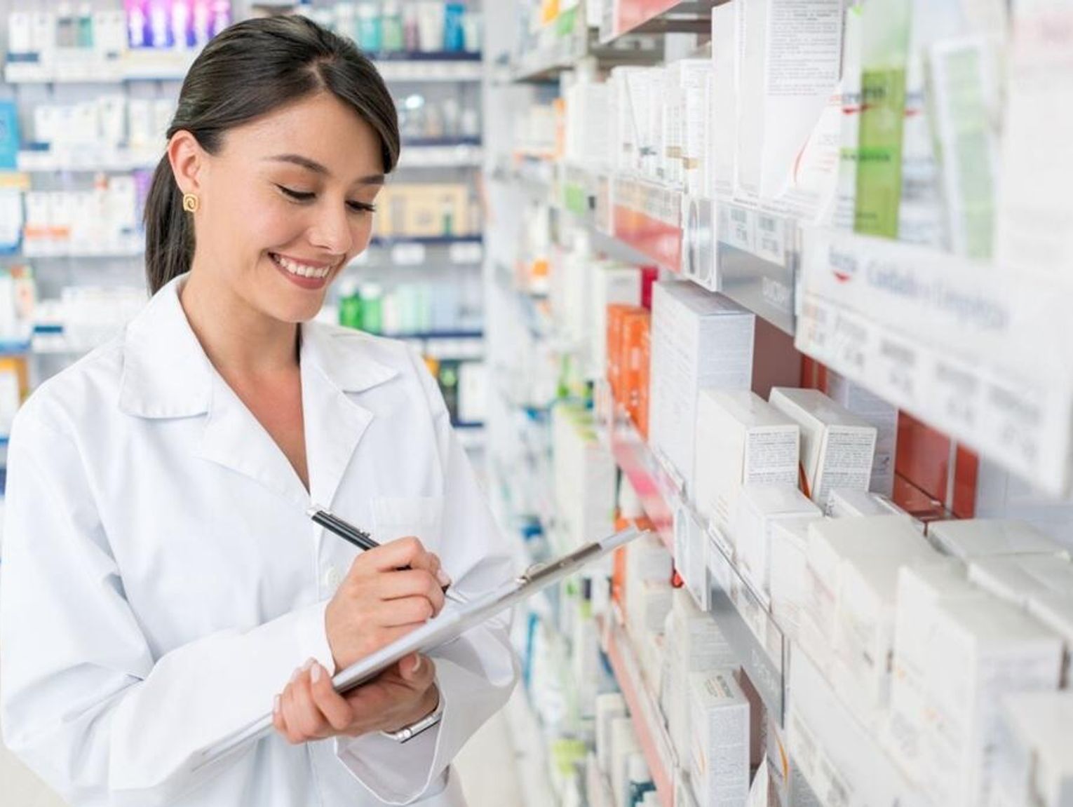 Z brudną, zużytą butelką do apteki. Farmaceuci: to wielkie nieporozumienie