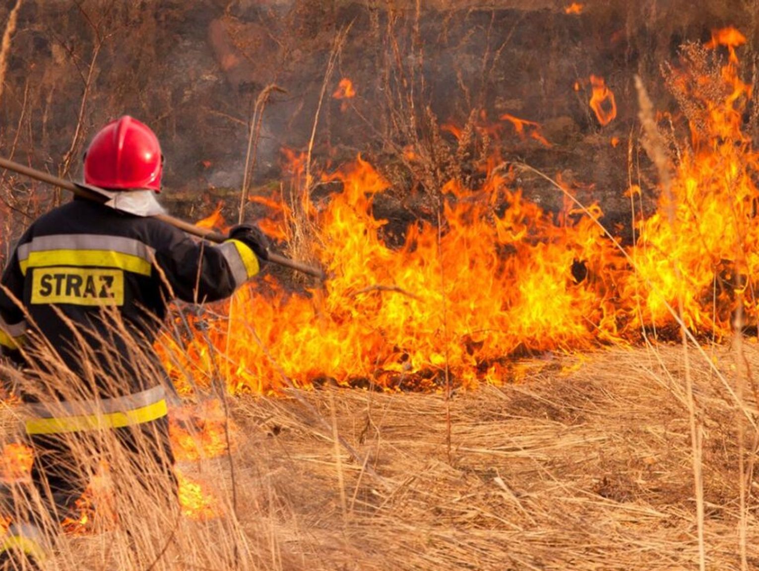 Zabawa z ogniem i papierosem może zakończyć się megagrzywną
