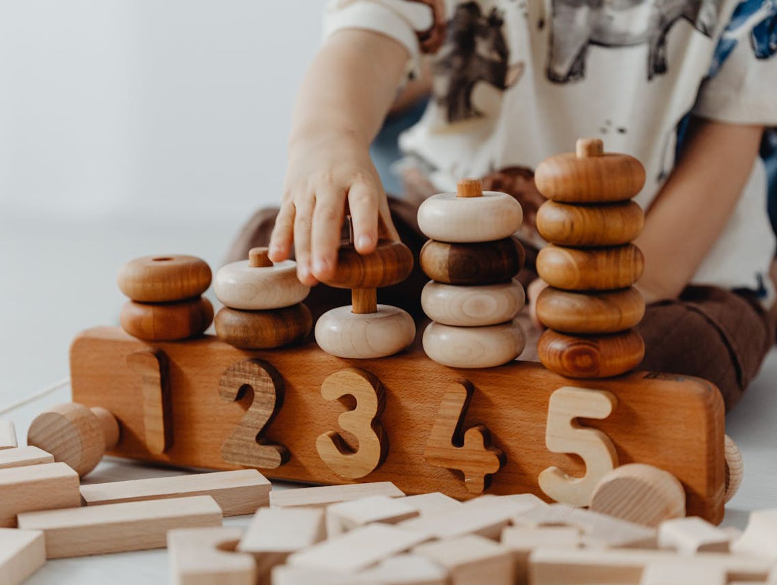 Zabawki drewniane wracają do łask – poznaj najładniejsze modele