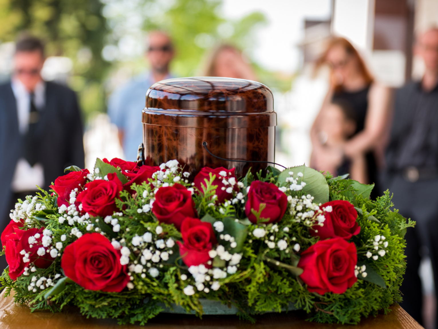 Zamiast chować bliskiego na cmentarzu, rozsypiesz jego prochy