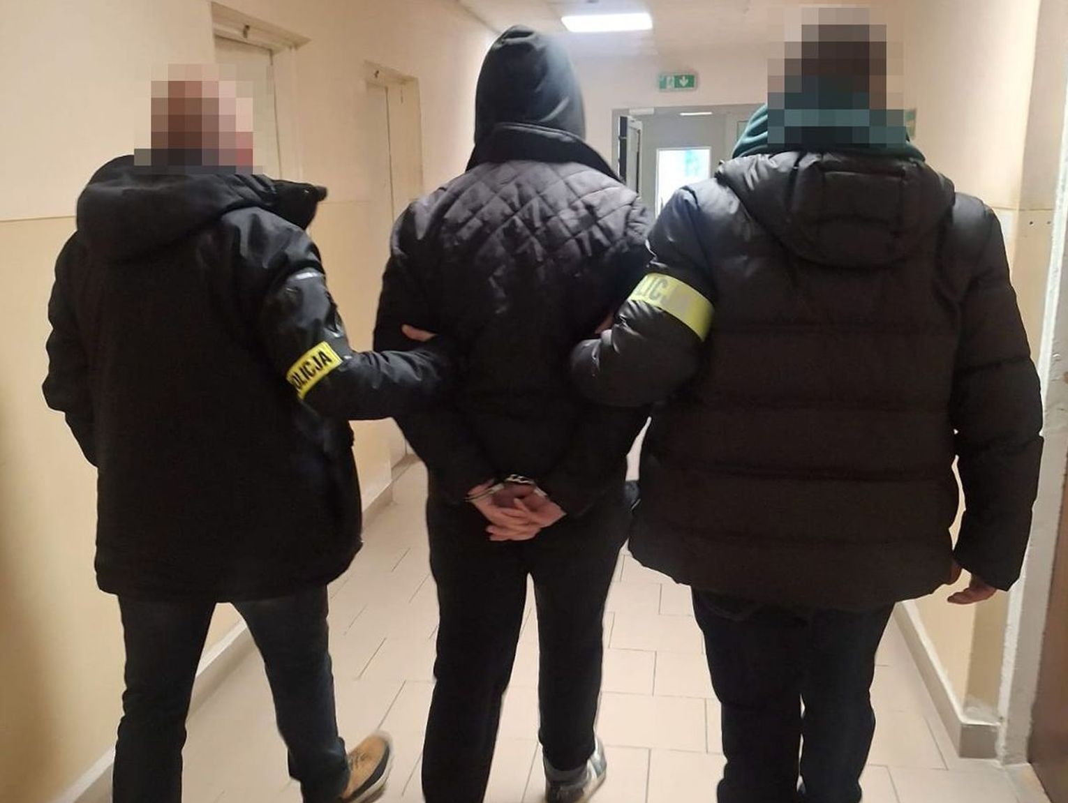 Zamość: 19-latek groził ekspedientce, chciał pieniędzy. Uciekł, ale policjanci go znaleźli