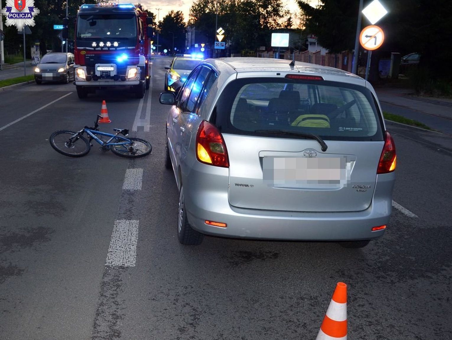 Zamość: 20-latek nie zdążył zahamować. Pijany rowerzysta wjechał mu przed samochód